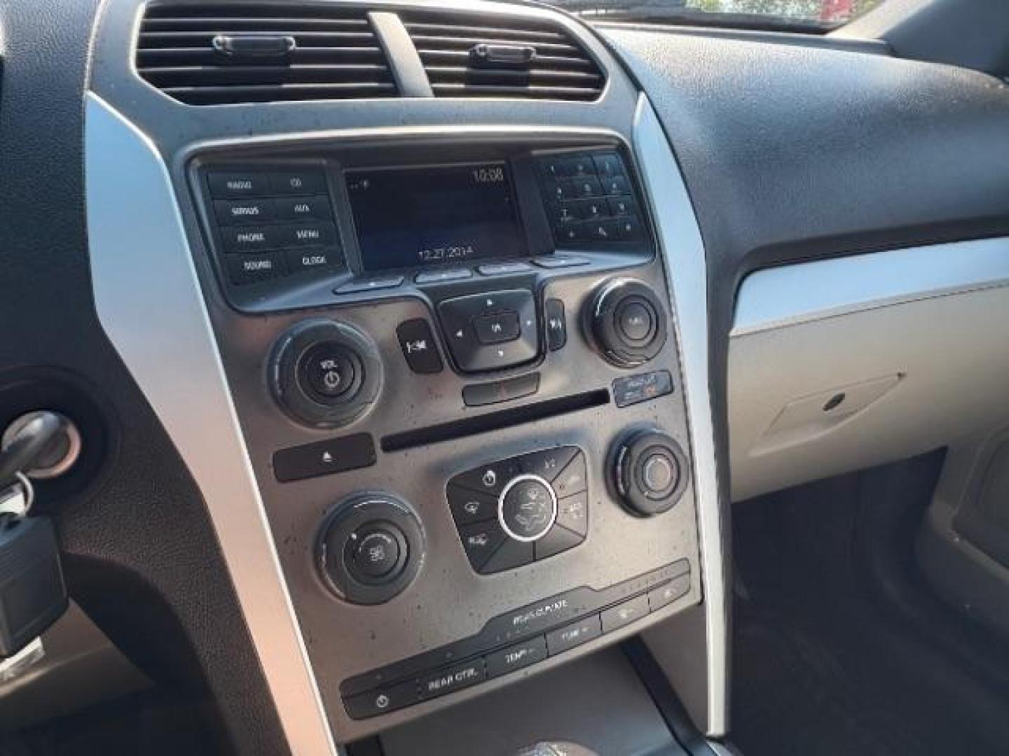 2015 Oxford White Clearco /Medium Light Stone, Ford Explorer XLT FWD (1FM5K7D85FG) with an 3.5L V6 DOHC 24V engine, 6-Speed Automatic transmission, located at 900 South McDonald Street, McKinney, TX, 75069, (972) 529-2992, 33.189335, -96.613403 - Photo#13