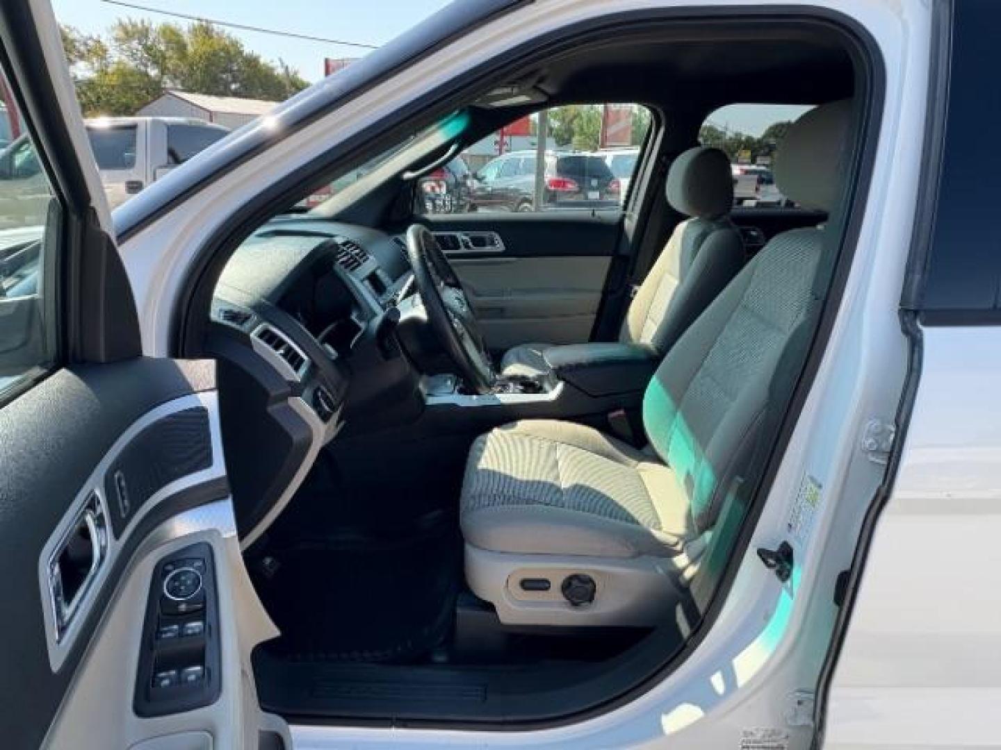 2015 Oxford White Clearco /Medium Light Stone, Ford Explorer XLT FWD (1FM5K7D85FG) with an 3.5L V6 DOHC 24V engine, 6-Speed Automatic transmission, located at 900 South McDonald Street, McKinney, TX, 75069, (972) 529-2992, 33.189335, -96.613403 - Photo#15