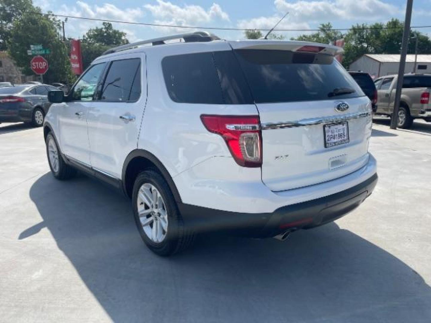 2014 Oxford White /Medium Light Stone Ford Explorer XLT FWD (1FM5K7D84EG) with an 3.5L V6 DOHC 24V engine, 6-Speed Automatic transmission, located at 900 South McDonald Street, McKinney, TX, 75069, (972) 529-2992, 33.189335, -96.613403 - Photo#2