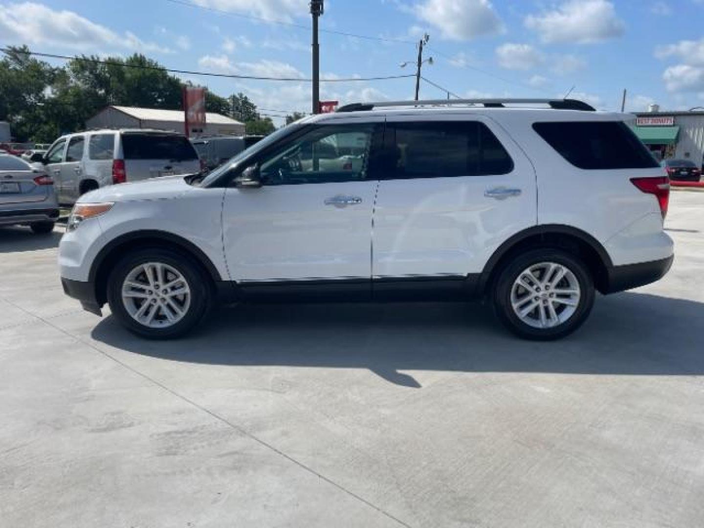 2014 Oxford White /Medium Light Stone Ford Explorer XLT FWD (1FM5K7D84EG) with an 3.5L V6 DOHC 24V engine, 6-Speed Automatic transmission, located at 900 South McDonald Street, McKinney, TX, 75069, (972) 529-2992, 33.189335, -96.613403 - Photo#3