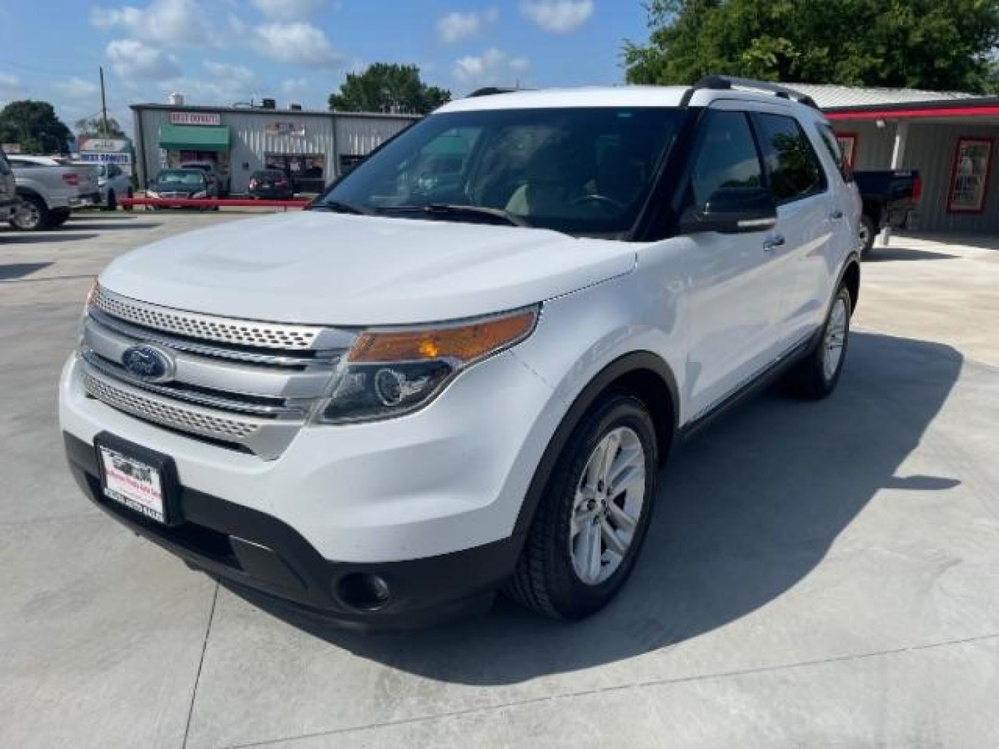 2014 Oxford White /Medium Light Stone Ford Explorer XLT FWD (1FM5K7D84EG) with an 3.5L V6 DOHC 24V engine, 6-Speed Automatic transmission, located at 900 South McDonald Street, McKinney, TX, 75069, (972) 529-2992, 33.189335, -96.613403 - Photo#4