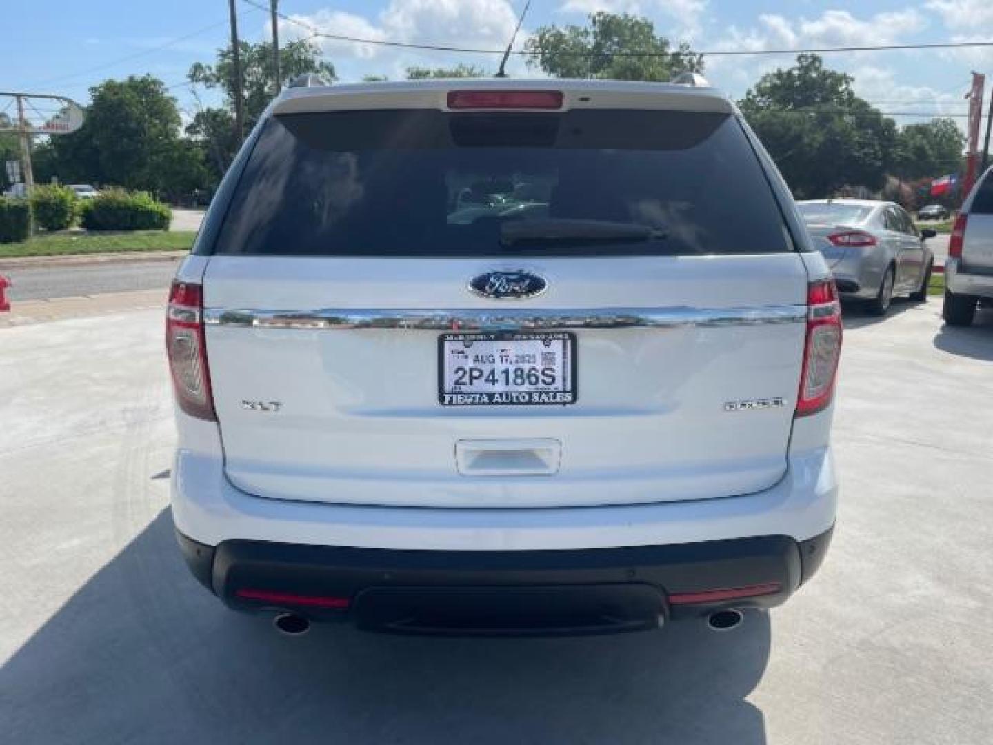 2014 Oxford White /Medium Light Stone Ford Explorer XLT FWD (1FM5K7D84EG) with an 3.5L V6 DOHC 24V engine, 6-Speed Automatic transmission, located at 900 South McDonald Street, McKinney, TX, 75069, (972) 529-2992, 33.189335, -96.613403 - Photo#5