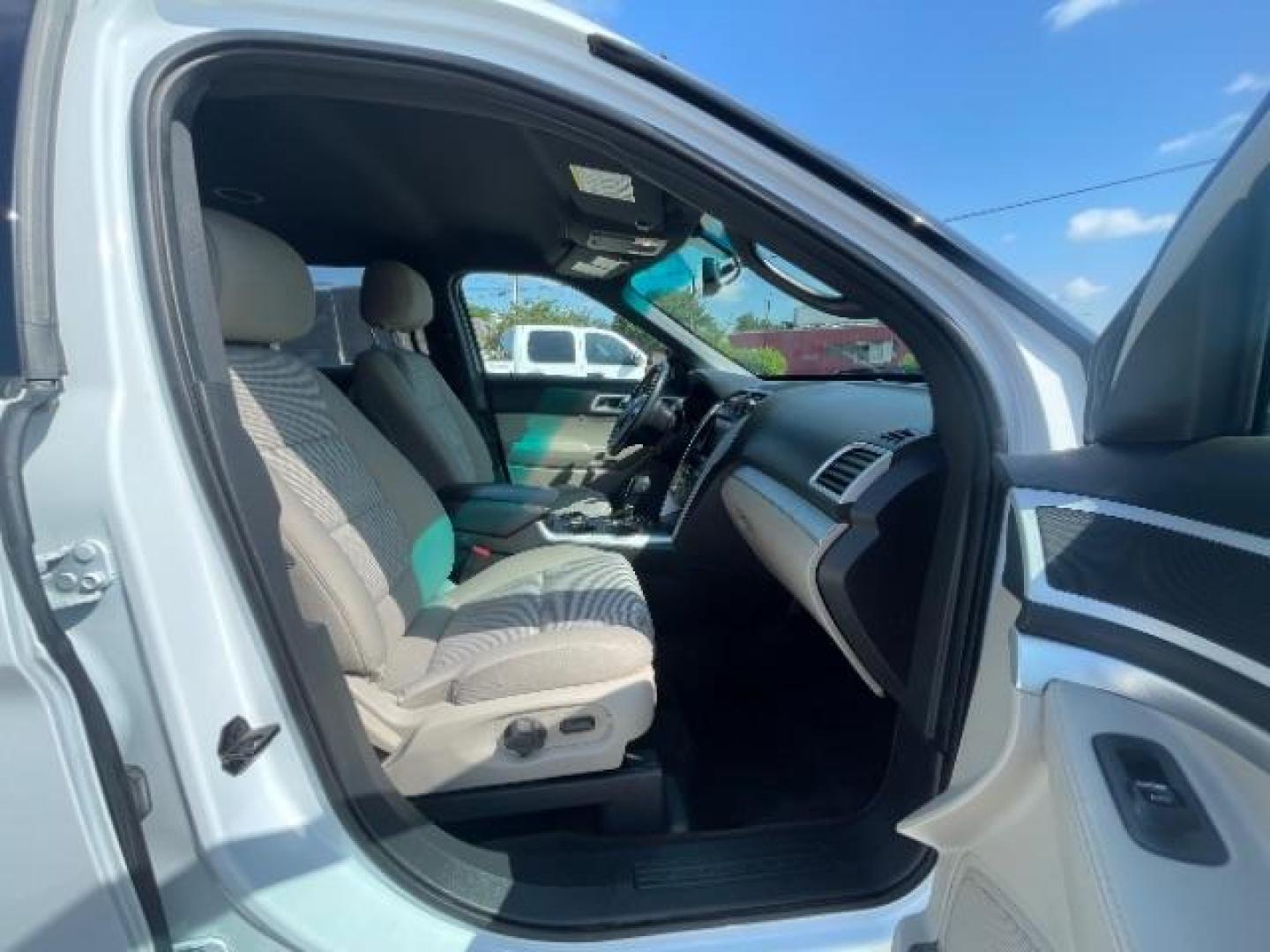 2014 Oxford White /Medium Light Stone Ford Explorer XLT FWD (1FM5K7D84EG) with an 3.5L V6 DOHC 24V engine, 6-Speed Automatic transmission, located at 900 South McDonald Street, McKinney, TX, 75069, (972) 529-2992, 33.189335, -96.613403 - Photo#6