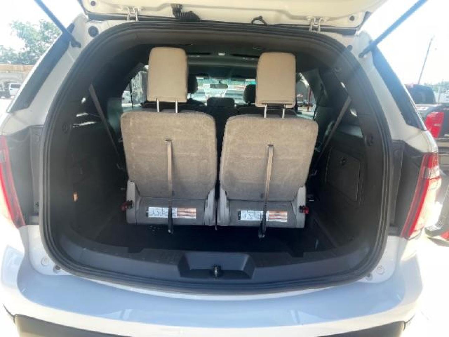 2014 Oxford White /Medium Light Stone Ford Explorer XLT FWD (1FM5K7D84EG) with an 3.5L V6 DOHC 24V engine, 6-Speed Automatic transmission, located at 900 South McDonald Street, McKinney, TX, 75069, (972) 529-2992, 33.189335, -96.613403 - Photo#15