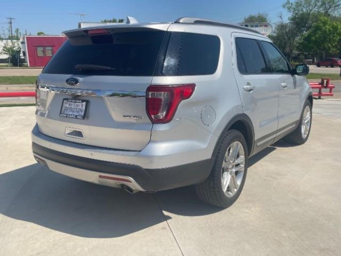 2016 Ingot Silver /Ebony Black, leather Ford Explorer XLT FWD (1FM5K7D88GG) with an 3.5L V6 DOHC 24V engine, 6-Speed Automatic transmission, located at 900 South McDonald Street, McKinney, TX, 75069, (972) 529-2992, 33.189335, -96.613403 - Photo#6