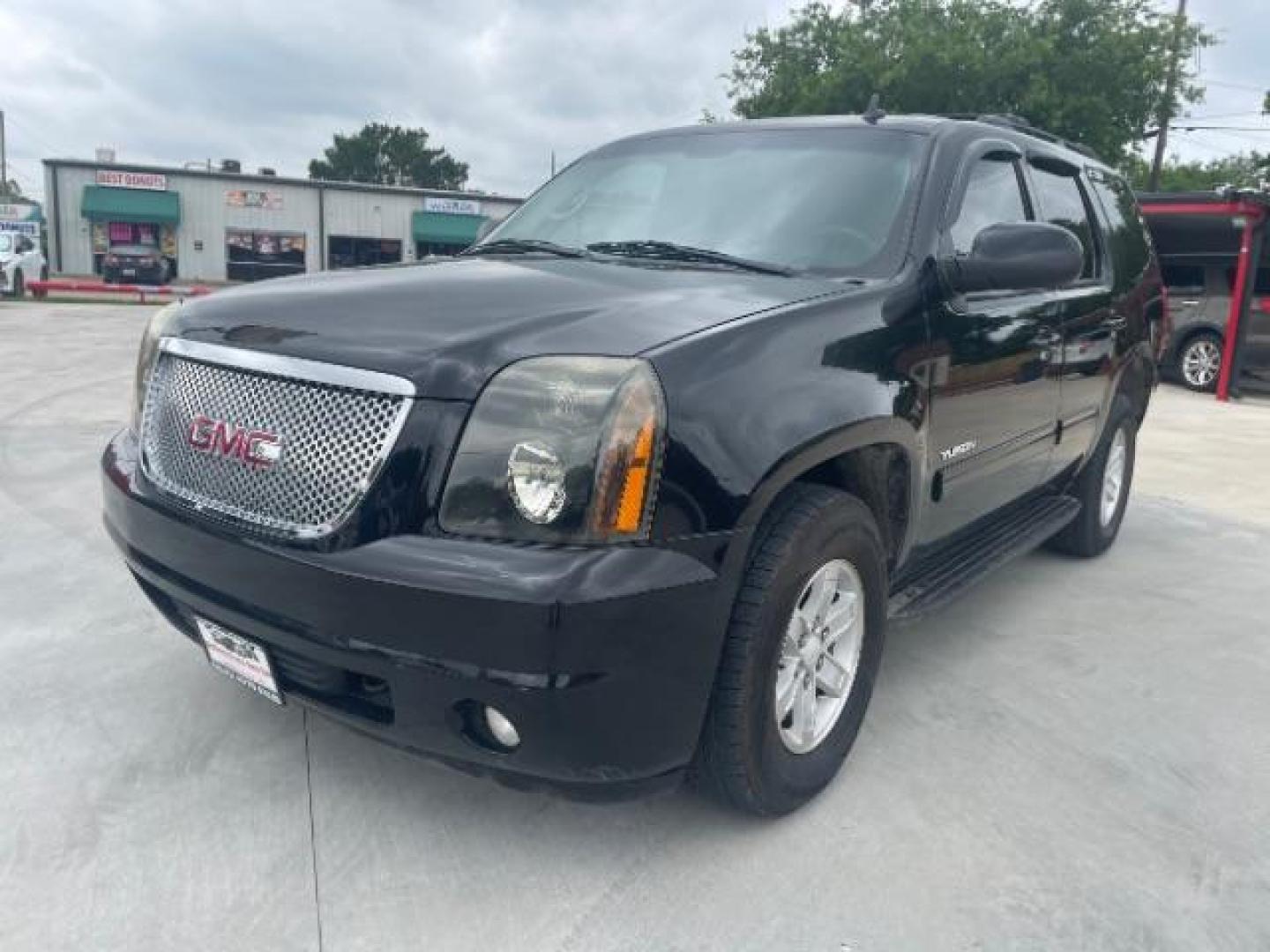 2011 Carbon Black Metalli /Ebony Cloth Interior GMC Yukon SLE1 2WD (1GKS1AE01BR) with an 5.3L V8 OHV 16V FFV engine, 6-Speed Automatic transmission, located at 900 South McDonald Street, McKinney, TX, 75069, (972) 529-2992, 33.189335, -96.613403 - Photo#2
