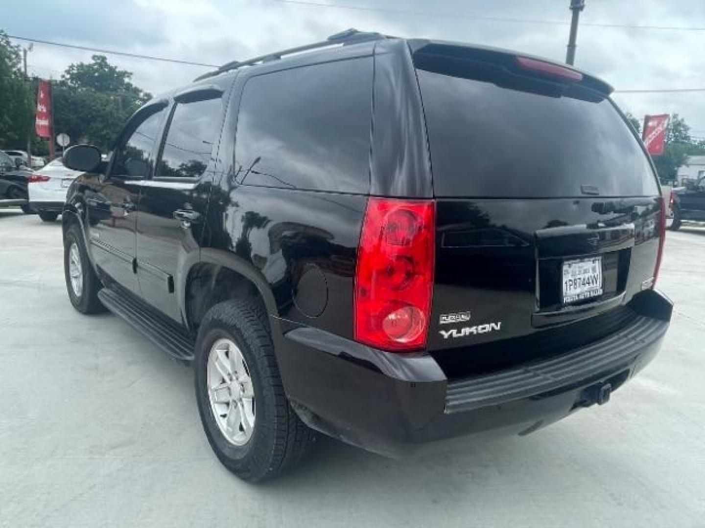2011 Carbon Black Metalli /Ebony Cloth Interior GMC Yukon SLE1 2WD (1GKS1AE01BR) with an 5.3L V8 OHV 16V FFV engine, 6-Speed Automatic transmission, located at 900 South McDonald Street, McKinney, TX, 75069, (972) 529-2992, 33.189335, -96.613403 - Photo#4