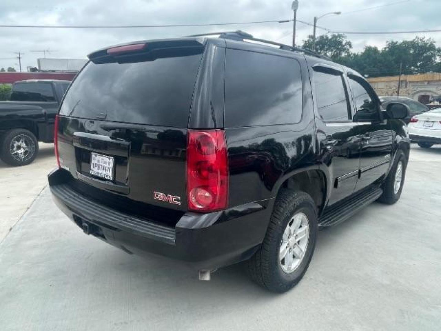 2011 Carbon Black Metalli /Ebony Cloth Interior GMC Yukon SLE1 2WD (1GKS1AE01BR) with an 5.3L V8 OHV 16V FFV engine, 6-Speed Automatic transmission, located at 900 South McDonald Street, McKinney, TX, 75069, (972) 529-2992, 33.189335, -96.613403 - Photo#6