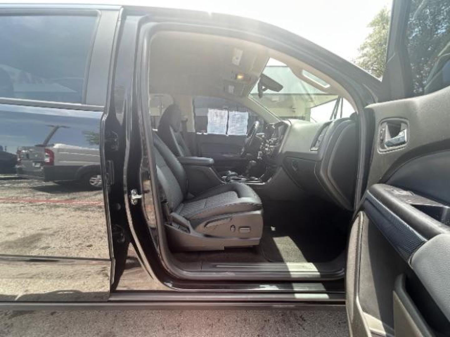 2015 Black /Jet Black Chevrolet Colorado Z71 (1GCGSCE32F1) with an 3.6L V-6 gasoline direct injection engine, Automatic transmission, located at 900 South McDonald Street, McKinney, TX, 75069, (972) 529-2992, 33.189335, -96.613403 - Photo#8