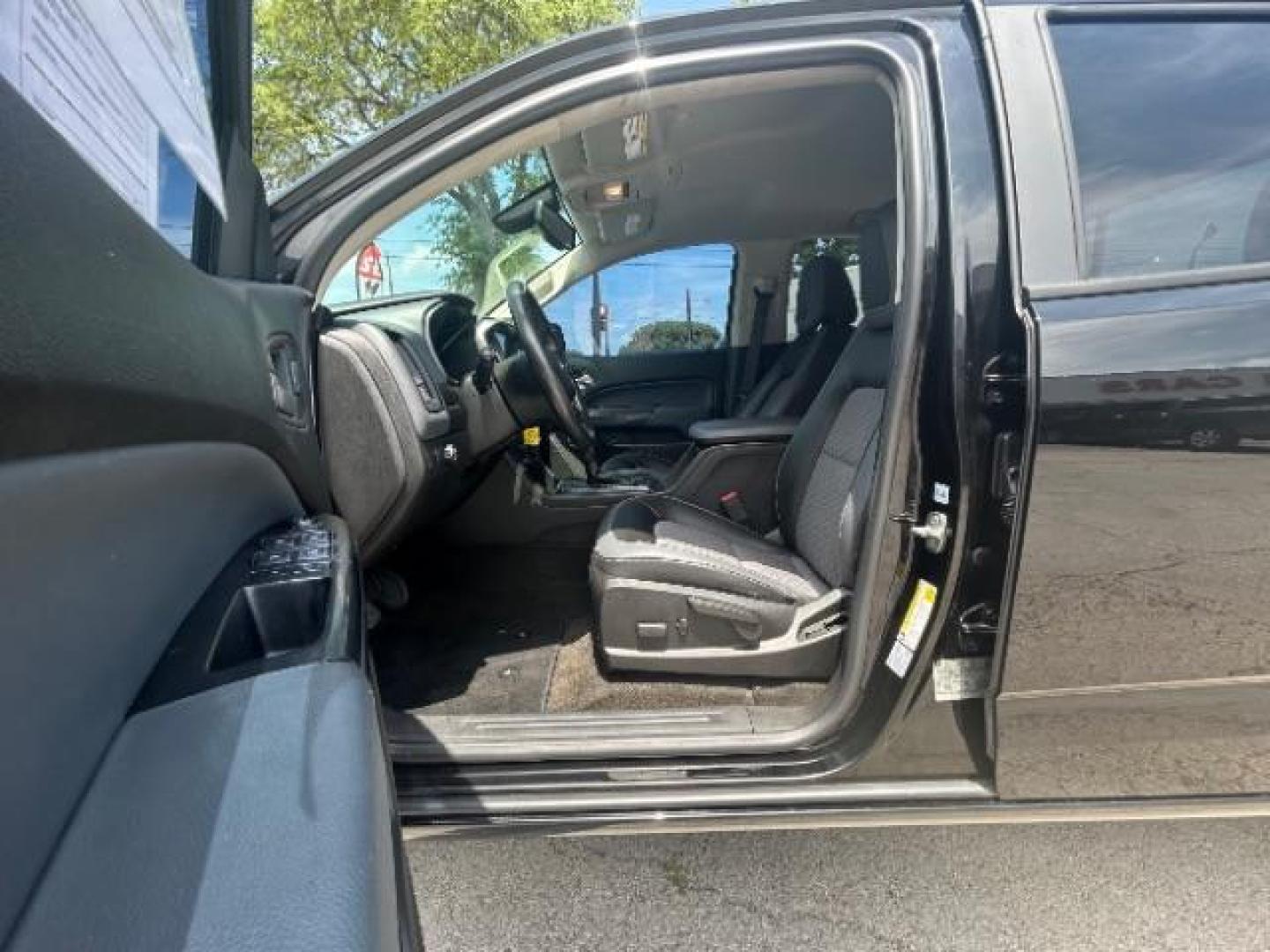 2015 Black /Jet Black Chevrolet Colorado Z71 (1GCGSCE32F1) with an 3.6L V-6 gasoline direct injection engine, Automatic transmission, located at 900 South McDonald Street, McKinney, TX, 75069, (972) 529-2992, 33.189335, -96.613403 - Photo#13