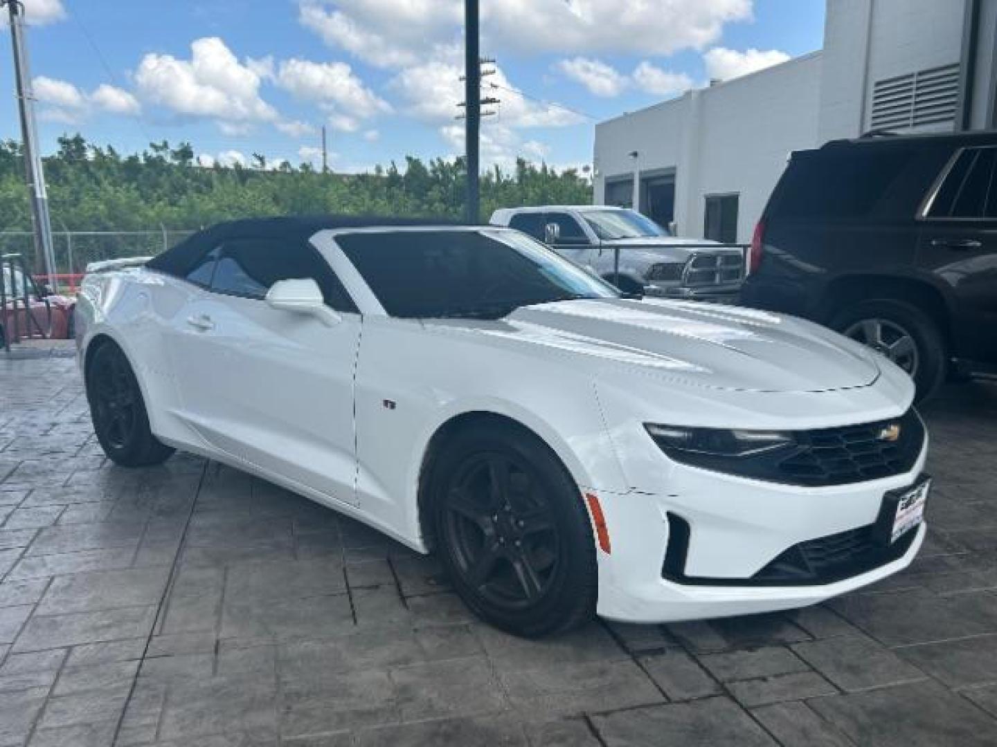2019 Summit White /Jet Black, cloth Chevrolet Camaro 1LT Convertible 8A (1G1FB3DS0K0) with an 3.6L V6 DOHC 24V FFV engine, 8-Speed Automatic transmission, located at 900 South McDonald Street, McKinney, TX, 75069, (972) 529-2992, 33.189335, -96.613403 - Photo#0