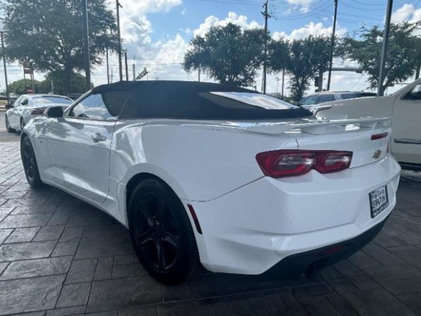 2019 Summit White /Jet Black, cloth Chevrolet Camaro 1LT Convertible 8A (1G1FB3DS0K0) with an 3.6L V6 DOHC 24V FFV engine, 8-Speed Automatic transmission, located at 900 South McDonald Street, McKinney, TX, 75069, (972) 529-2992, 33.189335, -96.613403 - Photo#4