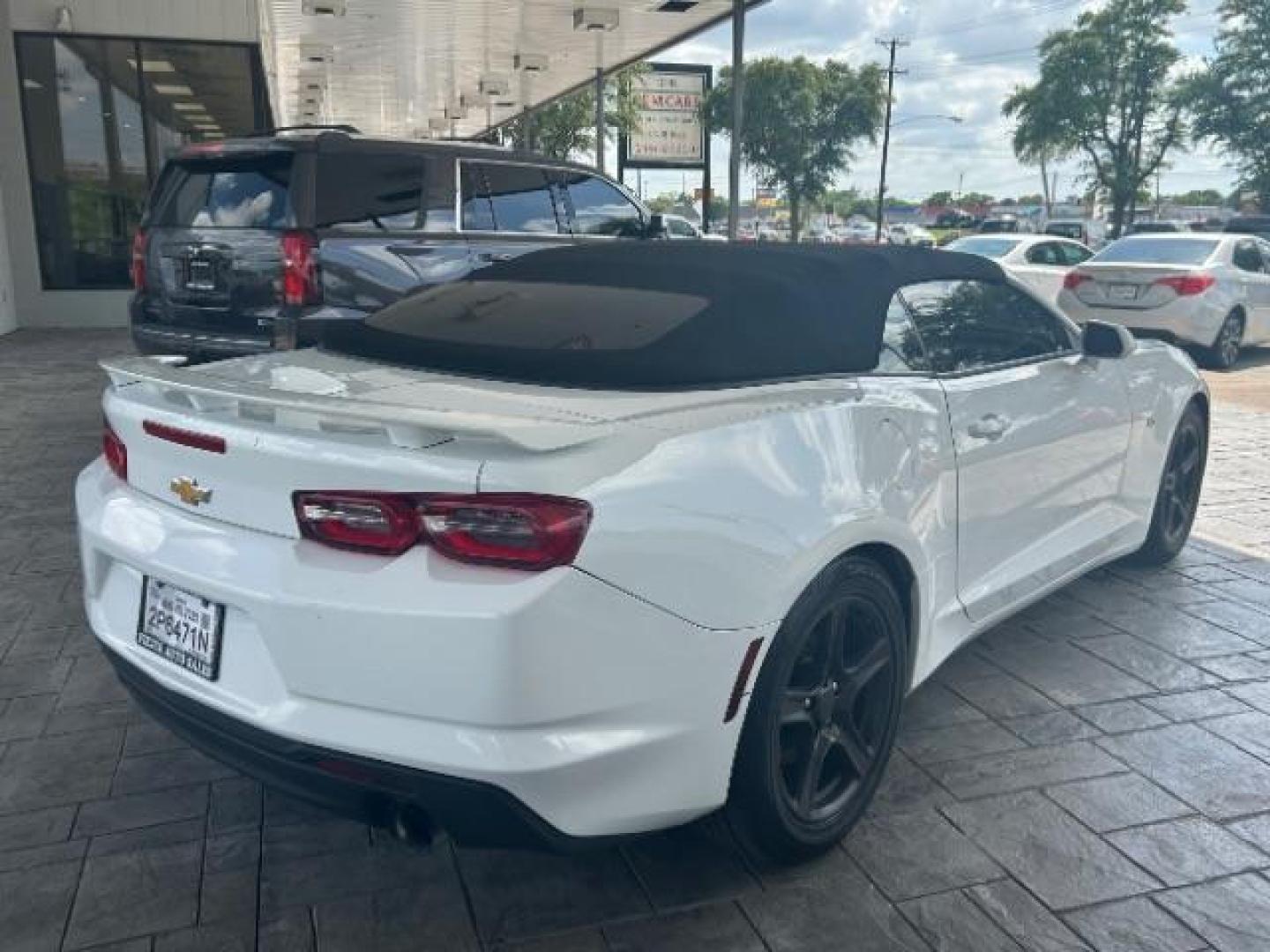 2019 Summit White /Jet Black, cloth Chevrolet Camaro 1LT Convertible 8A (1G1FB3DS0K0) with an 3.6L V6 DOHC 24V FFV engine, 8-Speed Automatic transmission, located at 900 South McDonald Street, McKinney, TX, 75069, (972) 529-2992, 33.189335, -96.613403 - Photo#6