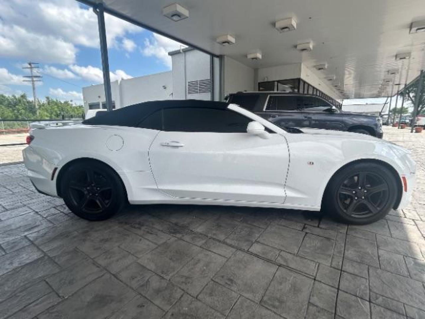 2019 Summit White /Jet Black, cloth Chevrolet Camaro 1LT Convertible 8A (1G1FB3DS0K0) with an 3.6L V6 DOHC 24V FFV engine, 8-Speed Automatic transmission, located at 900 South McDonald Street, McKinney, TX, 75069, (972) 529-2992, 33.189335, -96.613403 - Photo#7