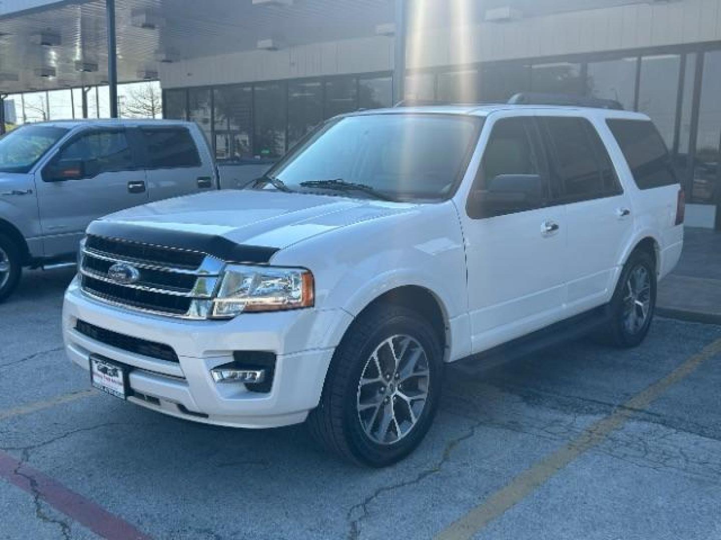 2017 White Platinum Metallic Tri-Coat /Dune Ford Expedition XLT (1FMJU1HT3HE) with an EcoBoost 3.5L V-6 gasoline direct injection engine, Automatic transmission, located at 900 South McDonald Street, McKinney, TX, 75069, (972) 529-2992, 33.189335, -96.613403 - Photo#2