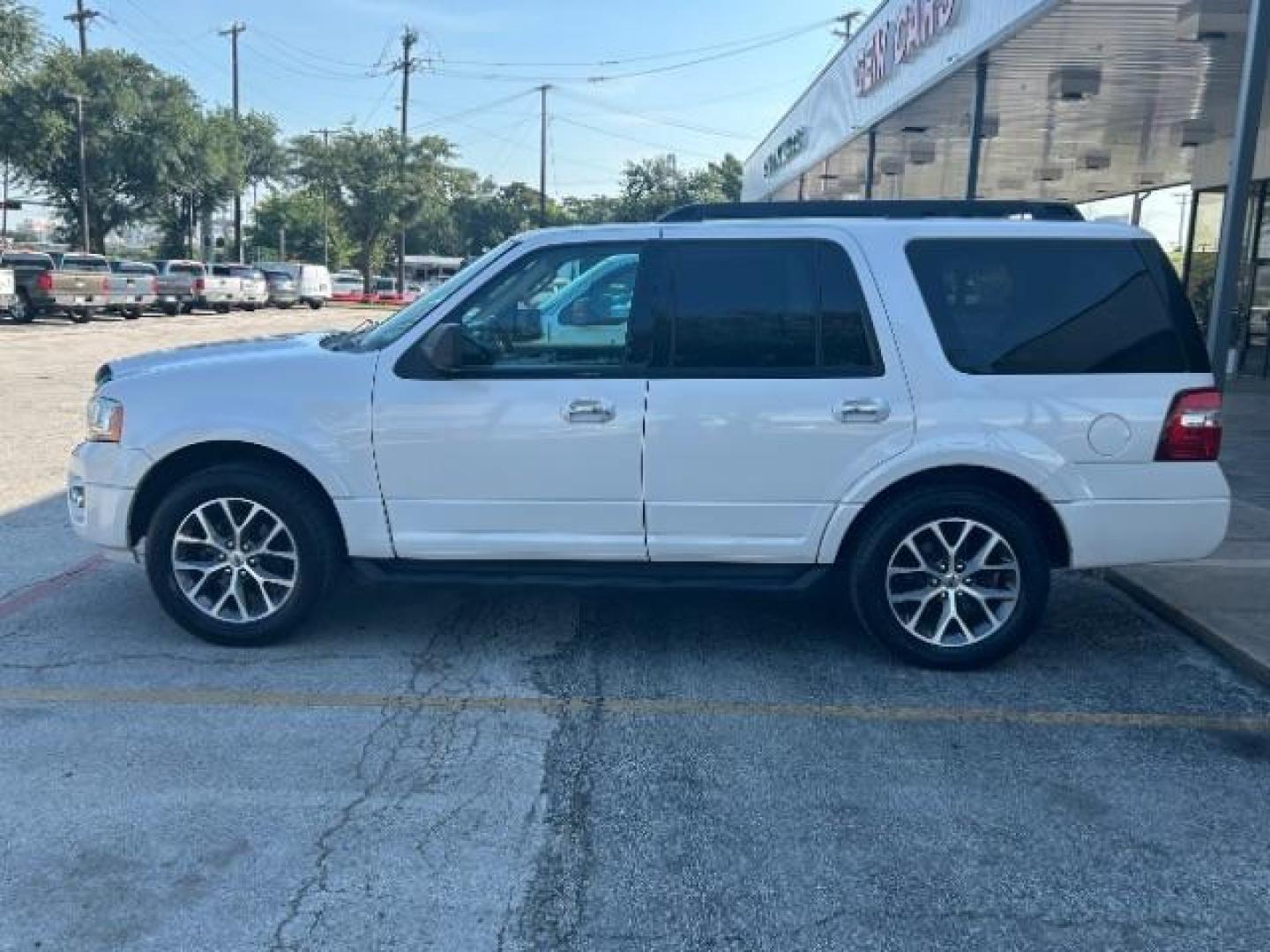 2017 White Platinum Metallic Tri-Coat /Dune Ford Expedition XLT (1FMJU1HT3HE) with an EcoBoost 3.5L V-6 gasoline direct injection engine, Automatic transmission, located at 900 South McDonald Street, McKinney, TX, 75069, (972) 529-2992, 33.189335, -96.613403 - Photo#3