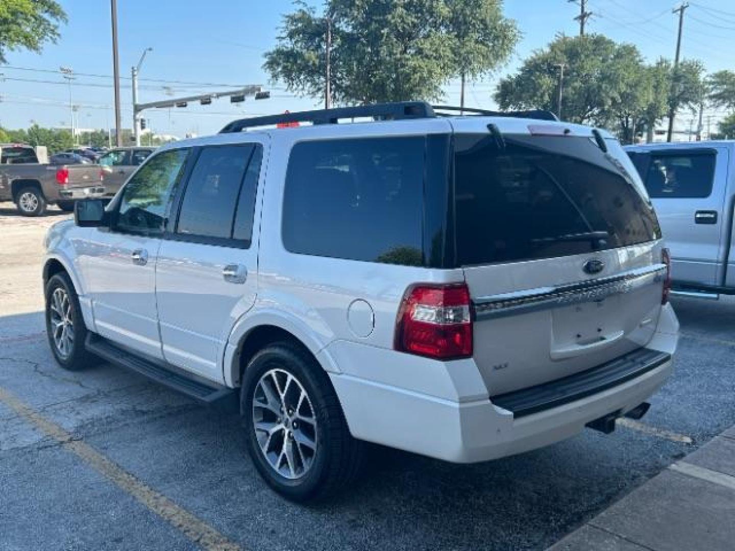 2017 White Platinum Metallic Tri-Coat /Dune Ford Expedition XLT (1FMJU1HT3HE) with an EcoBoost 3.5L V-6 gasoline direct injection engine, Automatic transmission, located at 900 South McDonald Street, McKinney, TX, 75069, (972) 529-2992, 33.189335, -96.613403 - Photo#4