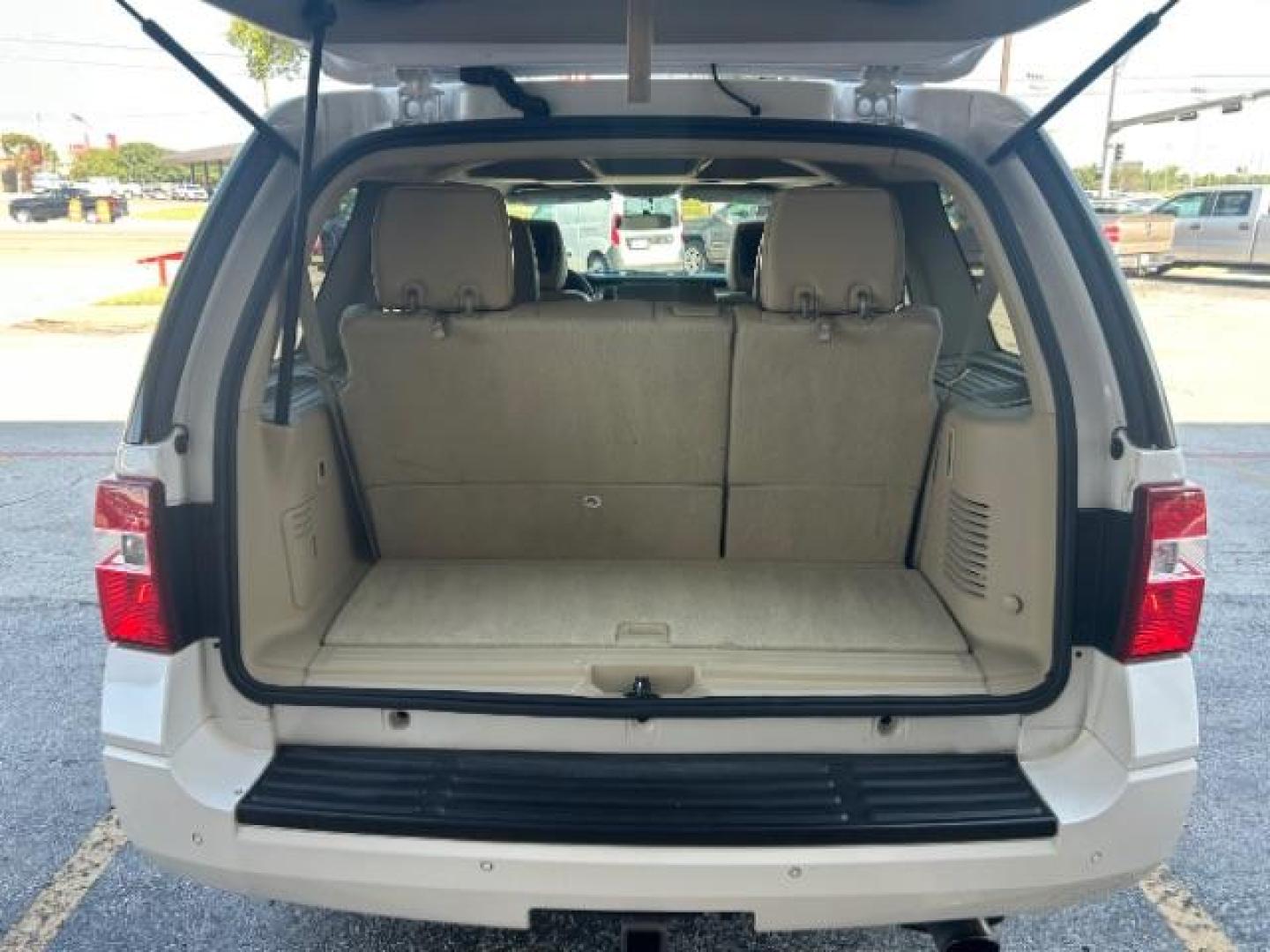 2017 White Platinum Metallic Tri-Coat /Dune Ford Expedition XLT (1FMJU1HT3HE) with an EcoBoost 3.5L V-6 gasoline direct injection engine, Automatic transmission, located at 900 South McDonald Street, McKinney, TX, 75069, (972) 529-2992, 33.189335, -96.613403 - Photo#6