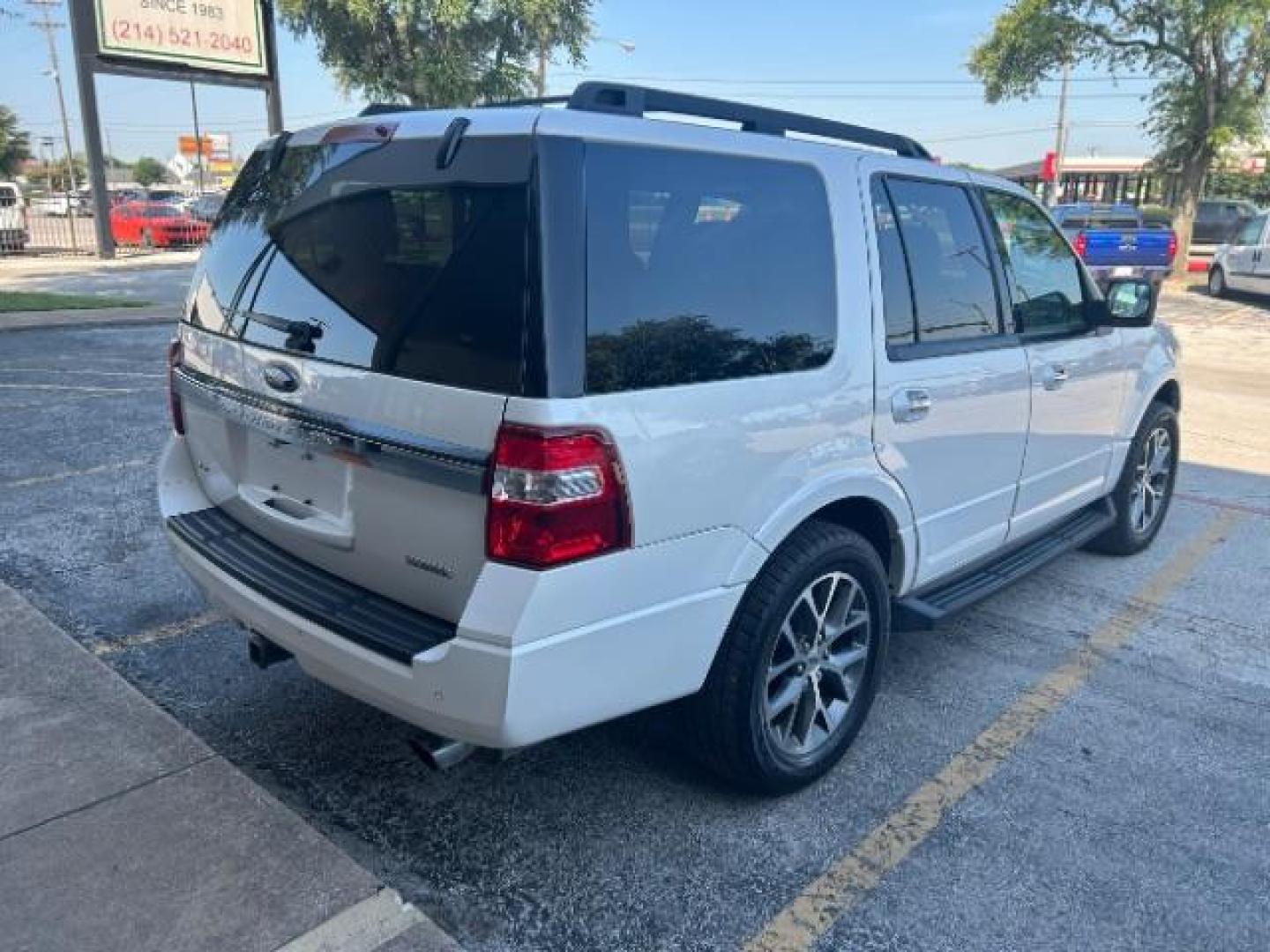 2017 White Platinum Metallic Tri-Coat /Dune Ford Expedition XLT (1FMJU1HT3HE) with an EcoBoost 3.5L V-6 gasoline direct injection engine, Automatic transmission, located at 900 South McDonald Street, McKinney, TX, 75069, (972) 529-2992, 33.189335, -96.613403 - Photo#7