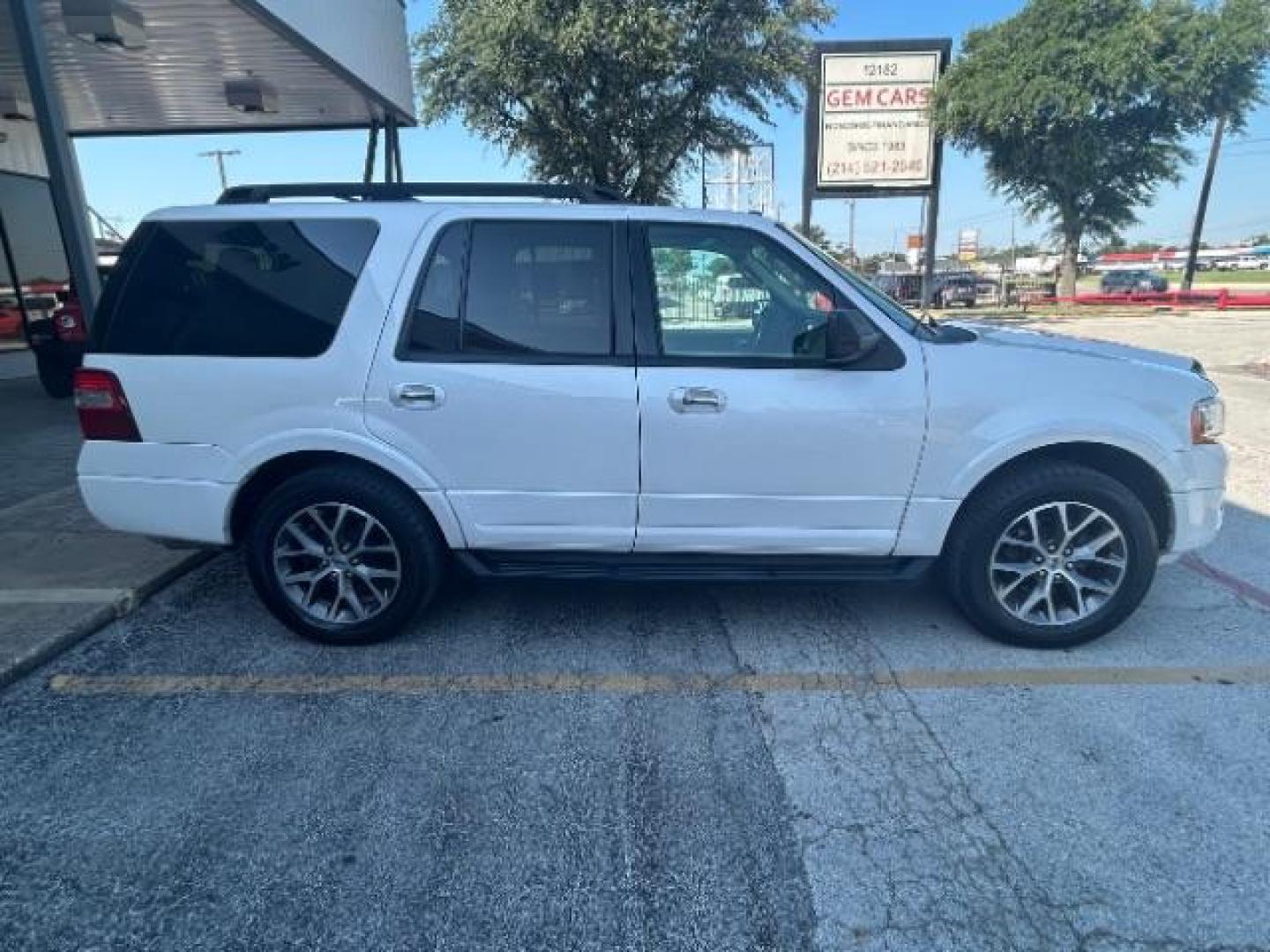 2017 White Platinum Metallic Tri-Coat /Dune Ford Expedition XLT (1FMJU1HT3HE) with an EcoBoost 3.5L V-6 gasoline direct injection engine, Automatic transmission, located at 900 South McDonald Street, McKinney, TX, 75069, (972) 529-2992, 33.189335, -96.613403 - Photo#8