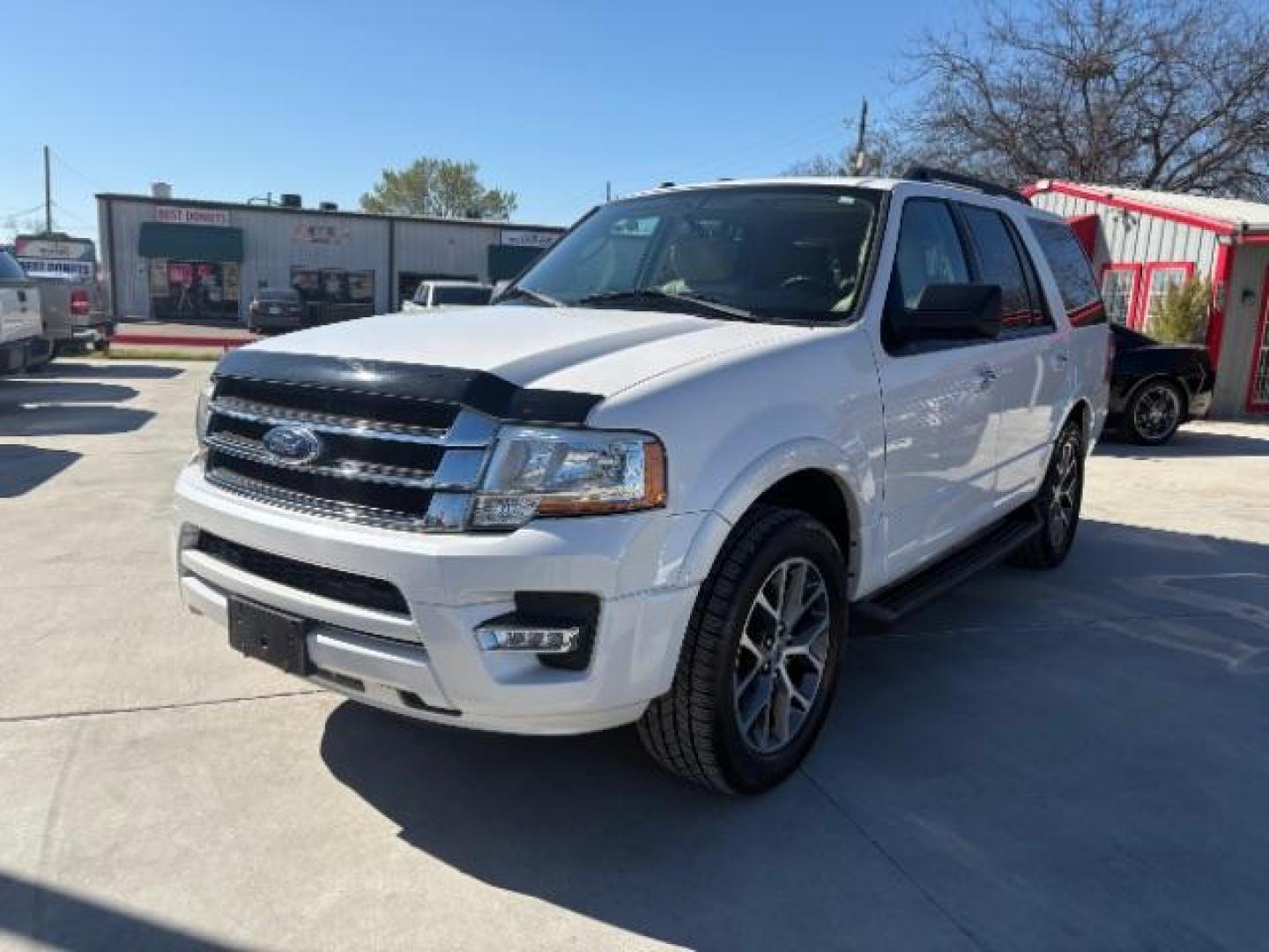 2017 White Platinum Metal /Dune Ford Expedition XLT (1FMJU1HT3HE) with an EcoBoost 3.5L V-6 ga engine, Automatic transmission, located at 900 South McDonald Street, McKinney, TX, 75069, (972) 529-2992, 33.189335, -96.613403 - Photo#3