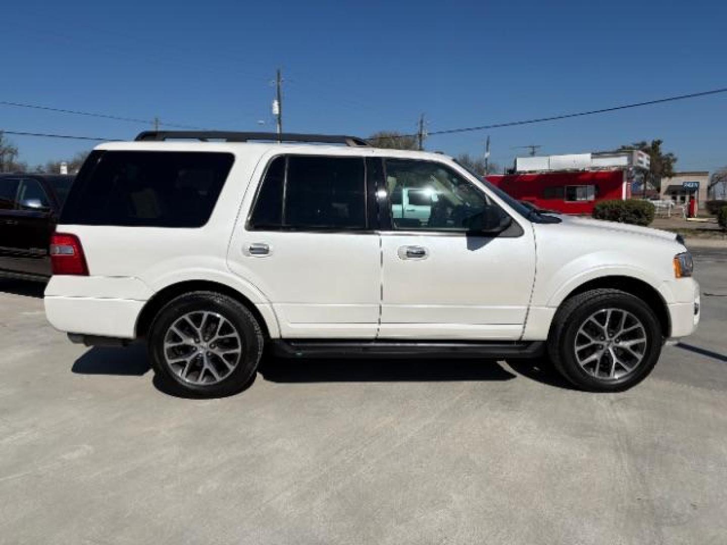 2017 White Platinum Metal /Dune Ford Expedition XLT (1FMJU1HT3HE) with an EcoBoost 3.5L V-6 ga engine, Automatic transmission, located at 900 South McDonald Street, McKinney, TX, 75069, (972) 529-2992, 33.189335, -96.613403 - Photo#5