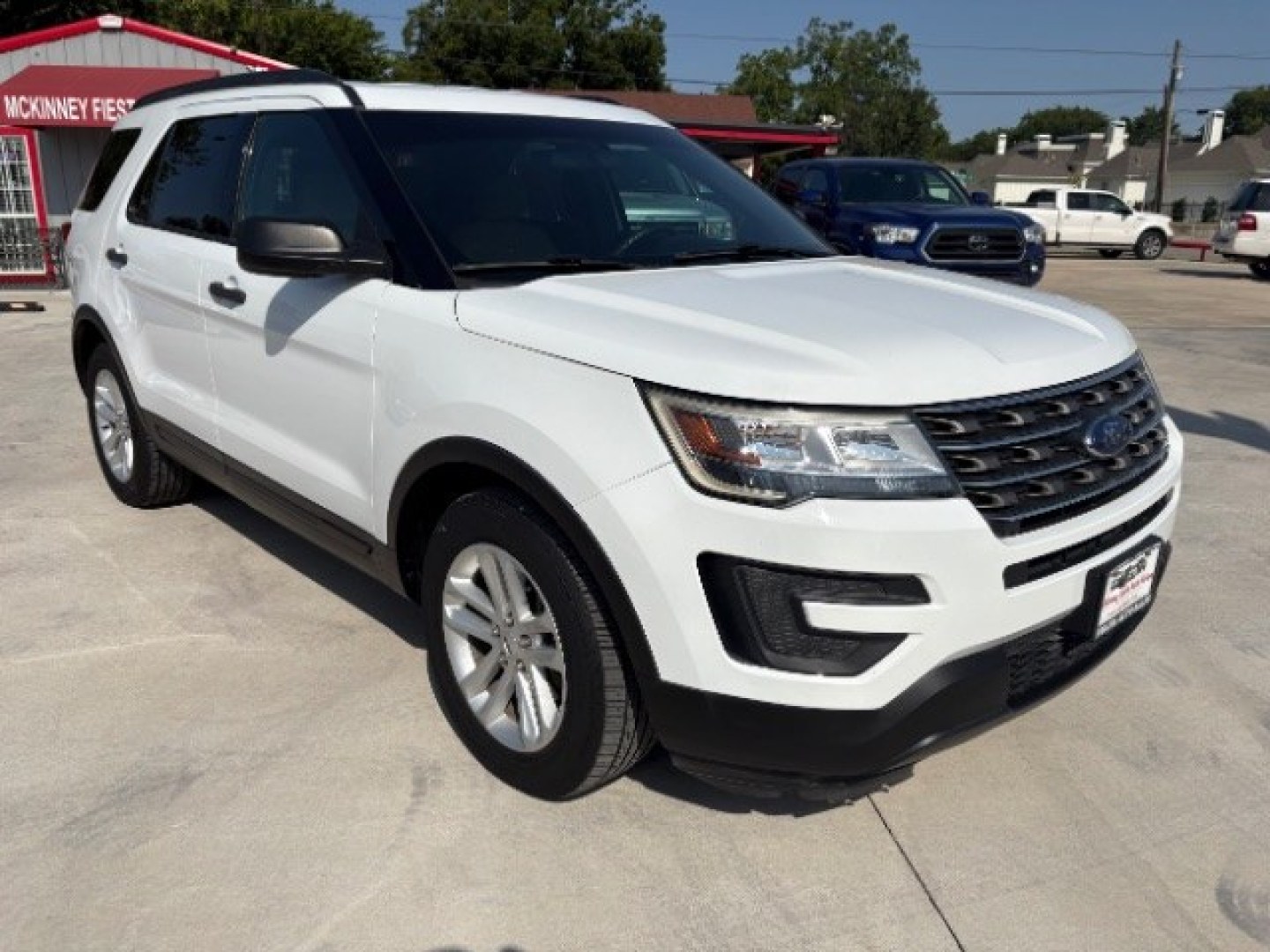 2017 Oxford White /Medium Light Camel, Ford Explorer Base FWD (1FM5K7B80HG) with an 3.5L V6 DOHC 24V engine, 6-Speed Automatic transmission, located at 900 South McDonald Street, McKinney, TX, 75069, (972) 529-2992, 33.189335, -96.613403- Photo#0