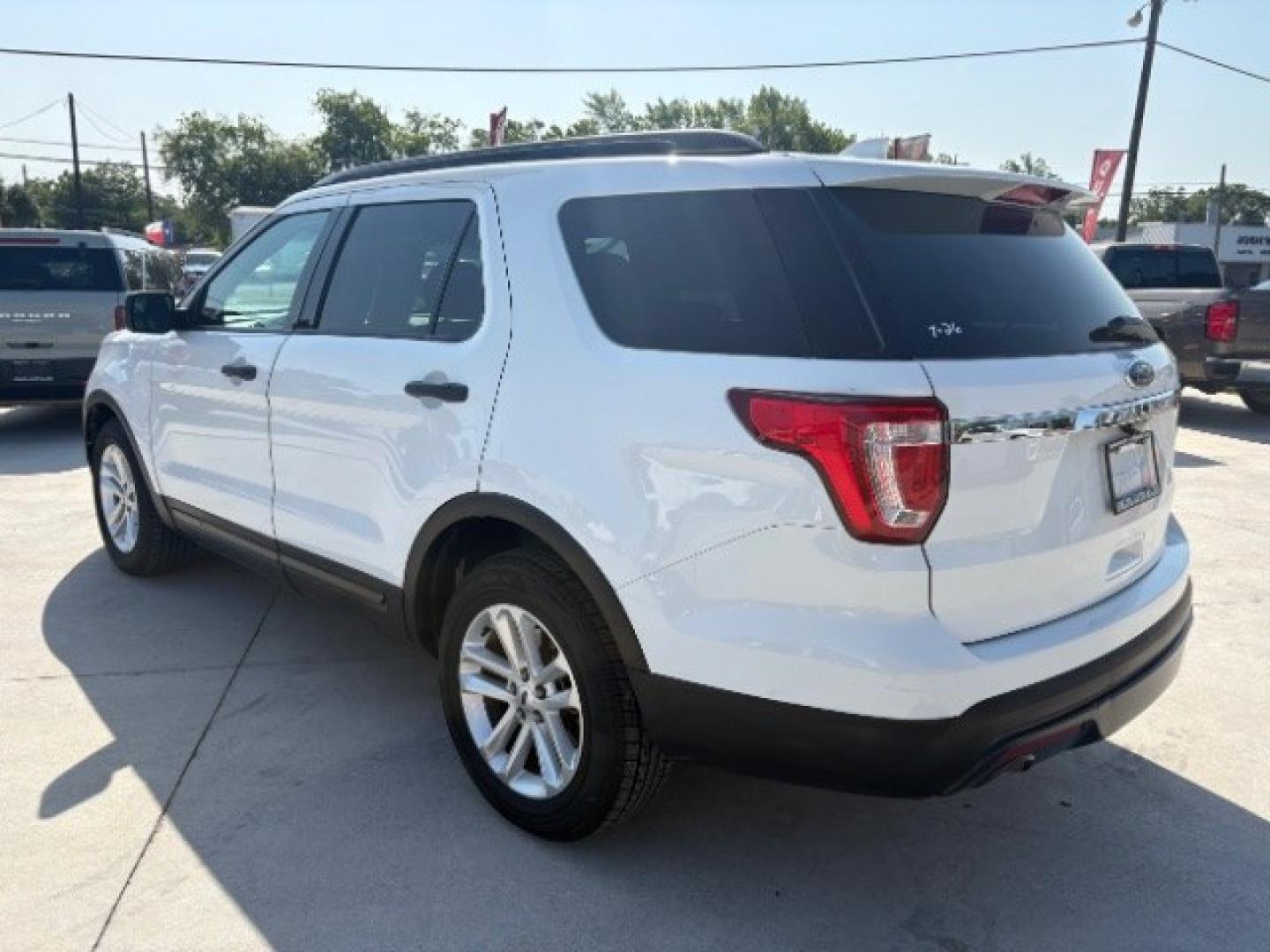 2017 Oxford White /Medium Light Camel, Ford Explorer Base FWD (1FM5K7B80HG) with an 3.5L V6 DOHC 24V engine, 6-Speed Automatic transmission, located at 900 South McDonald Street, McKinney, TX, 75069, (972) 529-2992, 33.189335, -96.613403- Photo#2