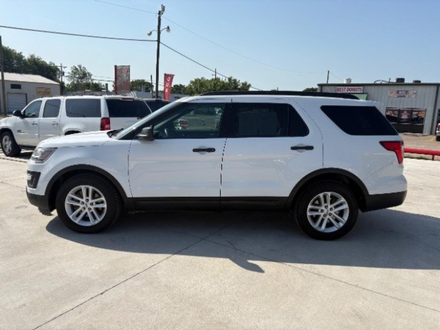 2017 Oxford White /Medium Light Camel, Ford Explorer Base FWD (1FM5K7B80HG) with an 3.5L V6 DOHC 24V engine, 6-Speed Automatic transmission, located at 900 South McDonald Street, McKinney, TX, 75069, (972) 529-2992, 33.189335, -96.613403- Photo#3