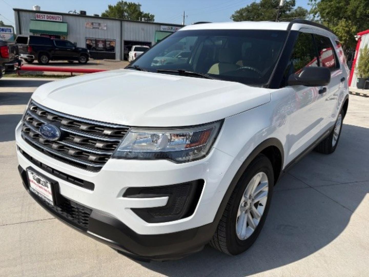 2017 Oxford White /Medium Light Camel, Ford Explorer Base FWD (1FM5K7B80HG) with an 3.5L V6 DOHC 24V engine, 6-Speed Automatic transmission, located at 900 South McDonald Street, McKinney, TX, 75069, (972) 529-2992, 33.189335, -96.613403- Photo#4