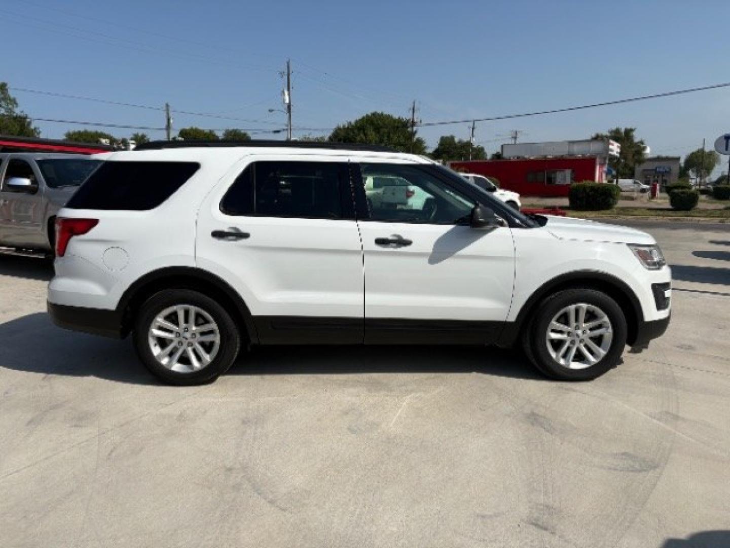 2017 Oxford White /Medium Light Camel, Ford Explorer Base FWD (1FM5K7B80HG) with an 3.5L V6 DOHC 24V engine, 6-Speed Automatic transmission, located at 900 South McDonald Street, McKinney, TX, 75069, (972) 529-2992, 33.189335, -96.613403- Photo#5