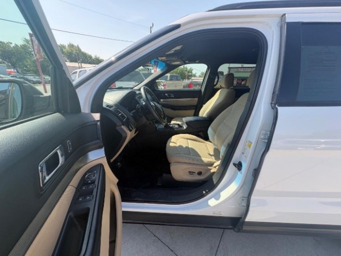 2017 Oxford White /Medium Light Camel, Ford Explorer Base FWD (1FM5K7B80HG) with an 3.5L V6 DOHC 24V engine, 6-Speed Automatic transmission, located at 900 South McDonald Street, McKinney, TX, 75069, (972) 529-2992, 33.189335, -96.613403- Photo#11