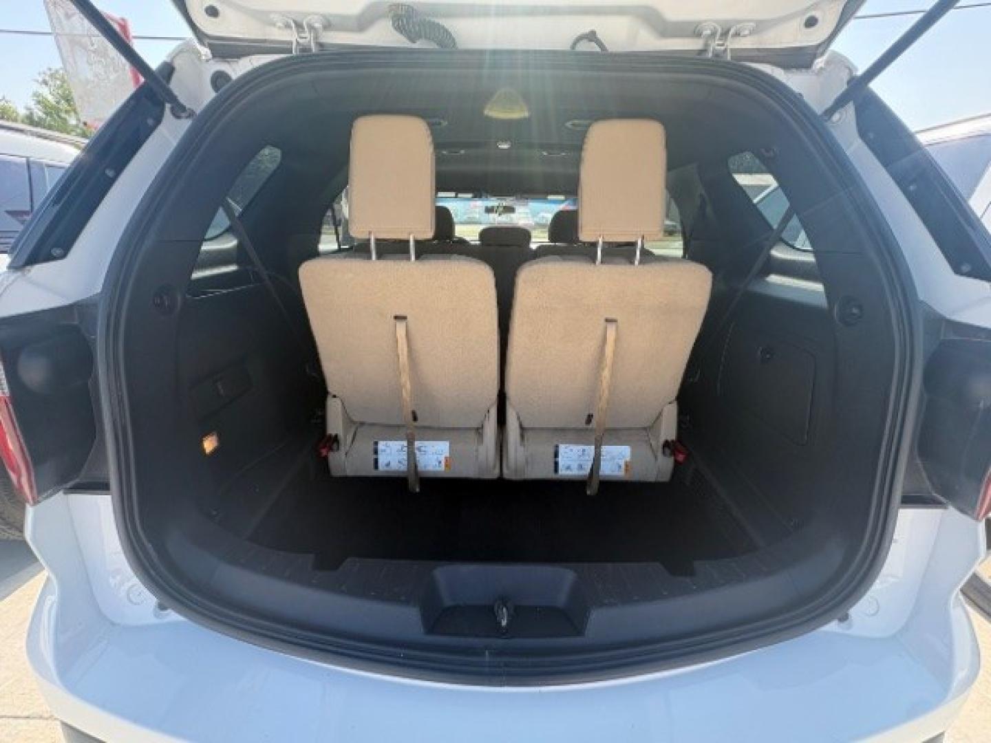 2017 Oxford White /Medium Light Camel, Ford Explorer Base FWD (1FM5K7B80HG) with an 3.5L V6 DOHC 24V engine, 6-Speed Automatic transmission, located at 900 South McDonald Street, McKinney, TX, 75069, (972) 529-2992, 33.189335, -96.613403- Photo#18