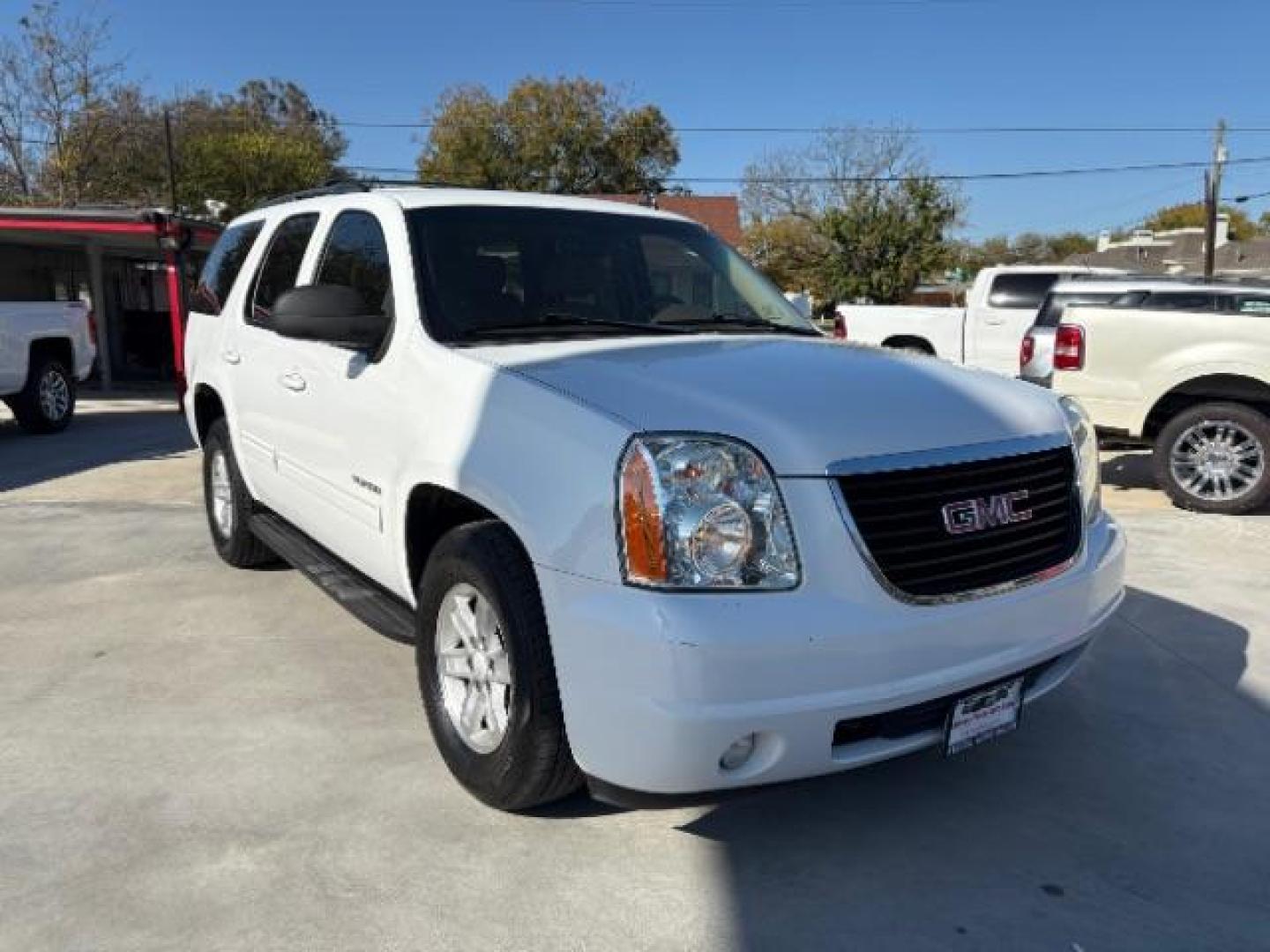 2013 Summit White /Light Tan Cloth Inte GMC Yukon SLE 2WD (1GKS1AE07DR) with an 5.3L V8 OHV 16V FFV engine, 6-Speed Automatic transmission, located at 900 South McDonald Street, McKinney, TX, 75069, (972) 529-2992, 33.189335, -96.613403 - Photo#0