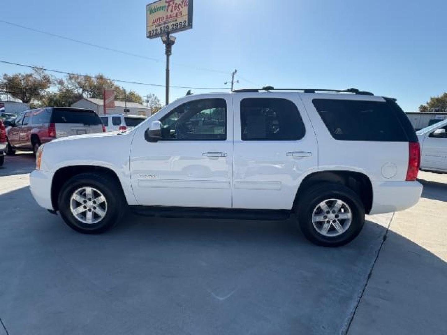 2013 Summit White /Light Tan Cloth Inte GMC Yukon SLE 2WD (1GKS1AE07DR) with an 5.3L V8 OHV 16V FFV engine, 6-Speed Automatic transmission, located at 900 South McDonald Street, McKinney, TX, 75069, (972) 529-2992, 33.189335, -96.613403 - Photo#1