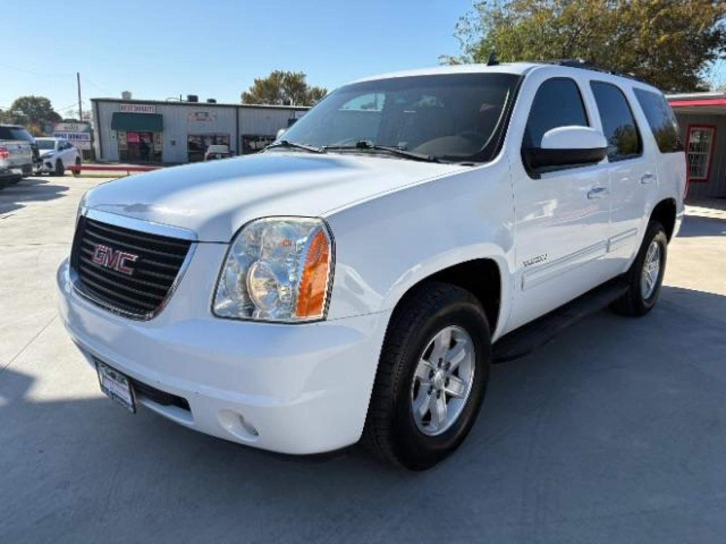 2013 Summit White /Light Tan Cloth Inte GMC Yukon SLE 2WD (1GKS1AE07DR) with an 5.3L V8 OHV 16V FFV engine, 6-Speed Automatic transmission, located at 900 South McDonald Street, McKinney, TX, 75069, (972) 529-2992, 33.189335, -96.613403 - Photo#2