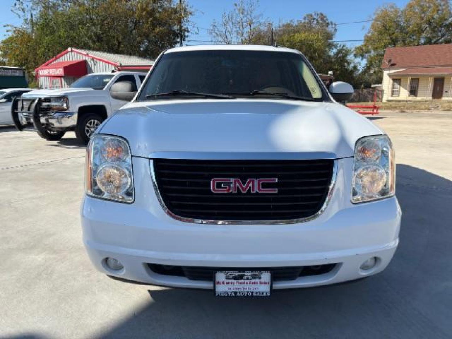 2013 Summit White /Light Tan Cloth Inte GMC Yukon SLE 2WD (1GKS1AE07DR) with an 5.3L V8 OHV 16V FFV engine, 6-Speed Automatic transmission, located at 900 South McDonald Street, McKinney, TX, 75069, (972) 529-2992, 33.189335, -96.613403 - Photo#3