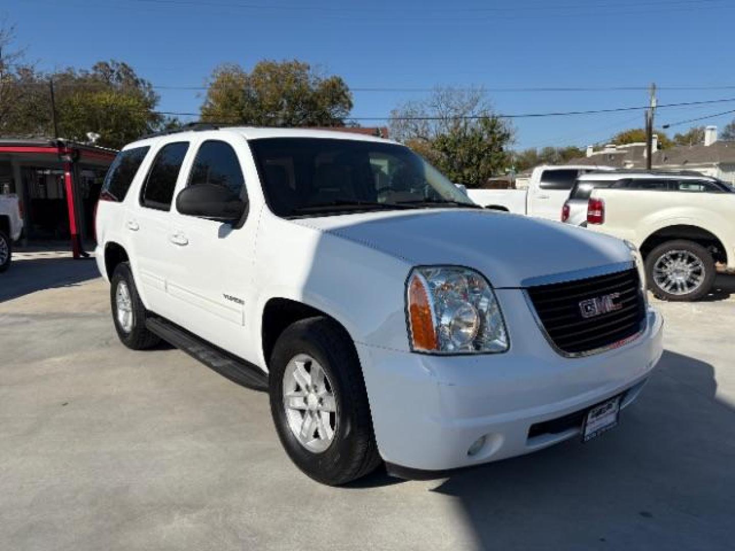 2013 Summit White /Light Tan Cloth Inte GMC Yukon SLE 2WD (1GKS1AE07DR) with an 5.3L V8 OHV 16V FFV engine, 6-Speed Automatic transmission, located at 900 South McDonald Street, McKinney, TX, 75069, (972) 529-2992, 33.189335, -96.613403 - Photo#4
