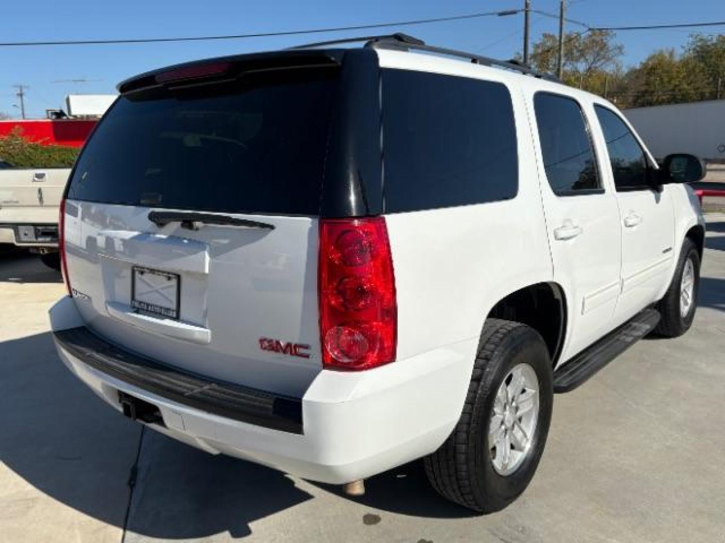 2013 Summit White /Light Tan Cloth Inte GMC Yukon SLE 2WD (1GKS1AE07DR) with an 5.3L V8 OHV 16V FFV engine, 6-Speed Automatic transmission, located at 900 South McDonald Street, McKinney, TX, 75069, (972) 529-2992, 33.189335, -96.613403 - Photo#5