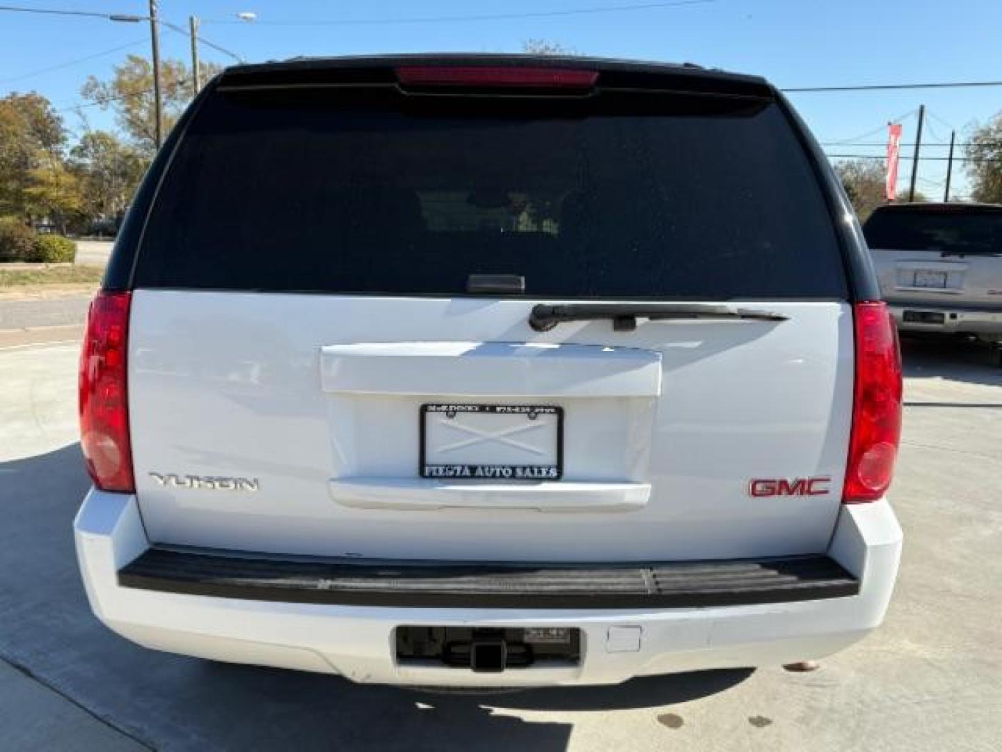 2013 Summit White /Light Tan Cloth Inte GMC Yukon SLE 2WD (1GKS1AE07DR) with an 5.3L V8 OHV 16V FFV engine, 6-Speed Automatic transmission, located at 900 South McDonald Street, McKinney, TX, 75069, (972) 529-2992, 33.189335, -96.613403 - Photo#6