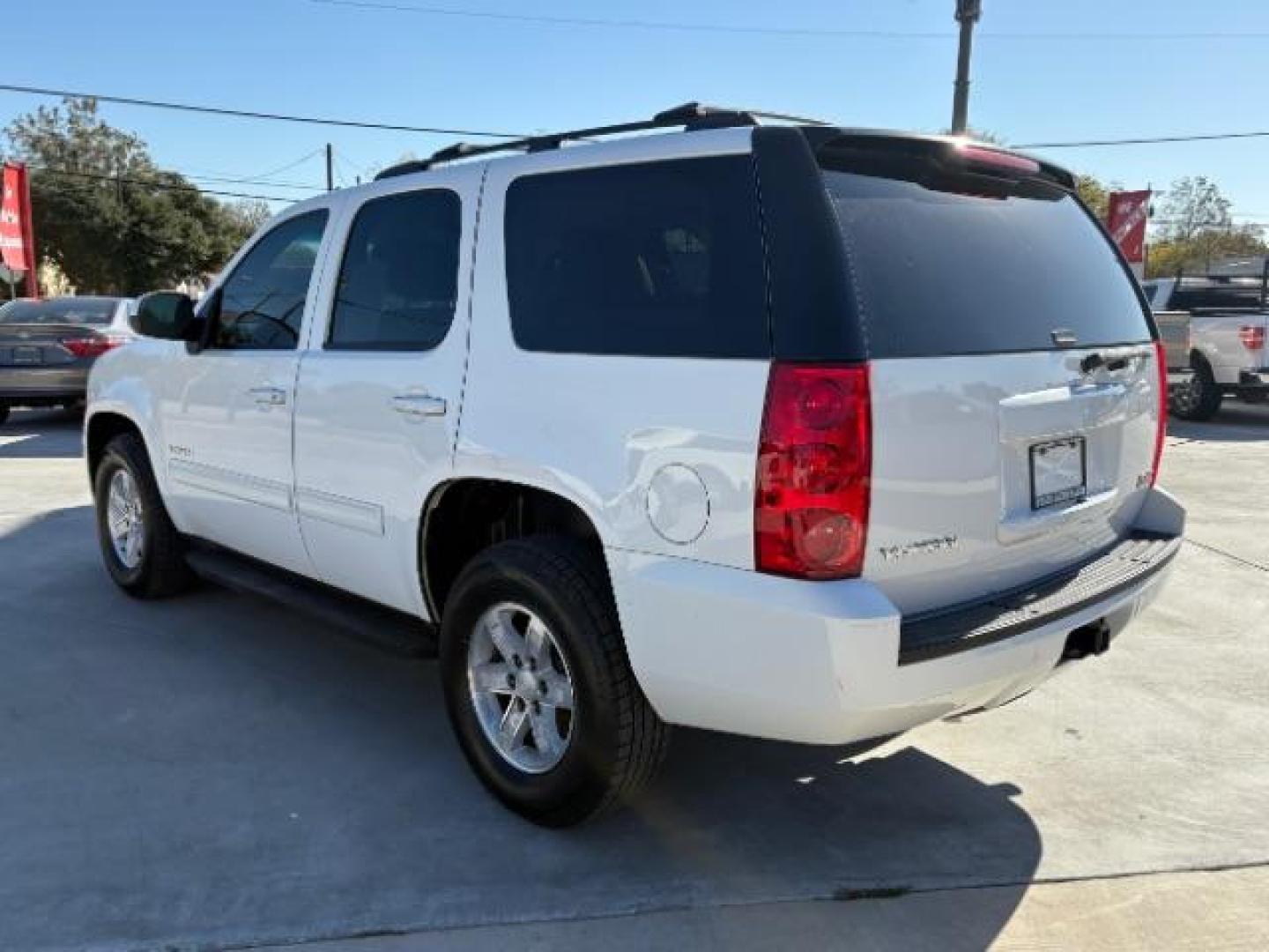 2013 Summit White /Light Tan Cloth Inte GMC Yukon SLE 2WD (1GKS1AE07DR) with an 5.3L V8 OHV 16V FFV engine, 6-Speed Automatic transmission, located at 900 South McDonald Street, McKinney, TX, 75069, (972) 529-2992, 33.189335, -96.613403 - Photo#7