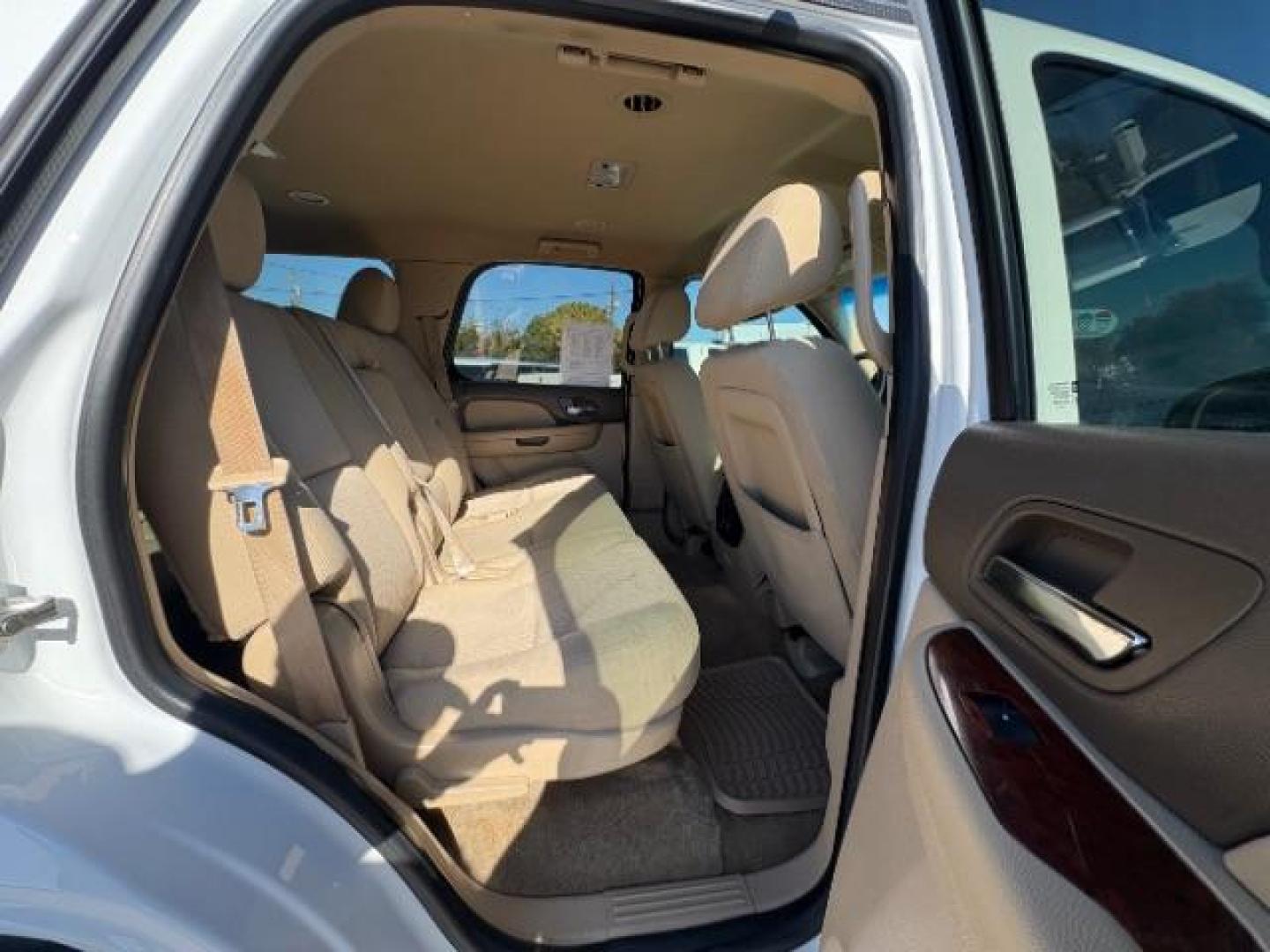 2013 Summit White /Light Tan Cloth Inte GMC Yukon SLE 2WD (1GKS1AE07DR) with an 5.3L V8 OHV 16V FFV engine, 6-Speed Automatic transmission, located at 900 South McDonald Street, McKinney, TX, 75069, (972) 529-2992, 33.189335, -96.613403 - Photo#8