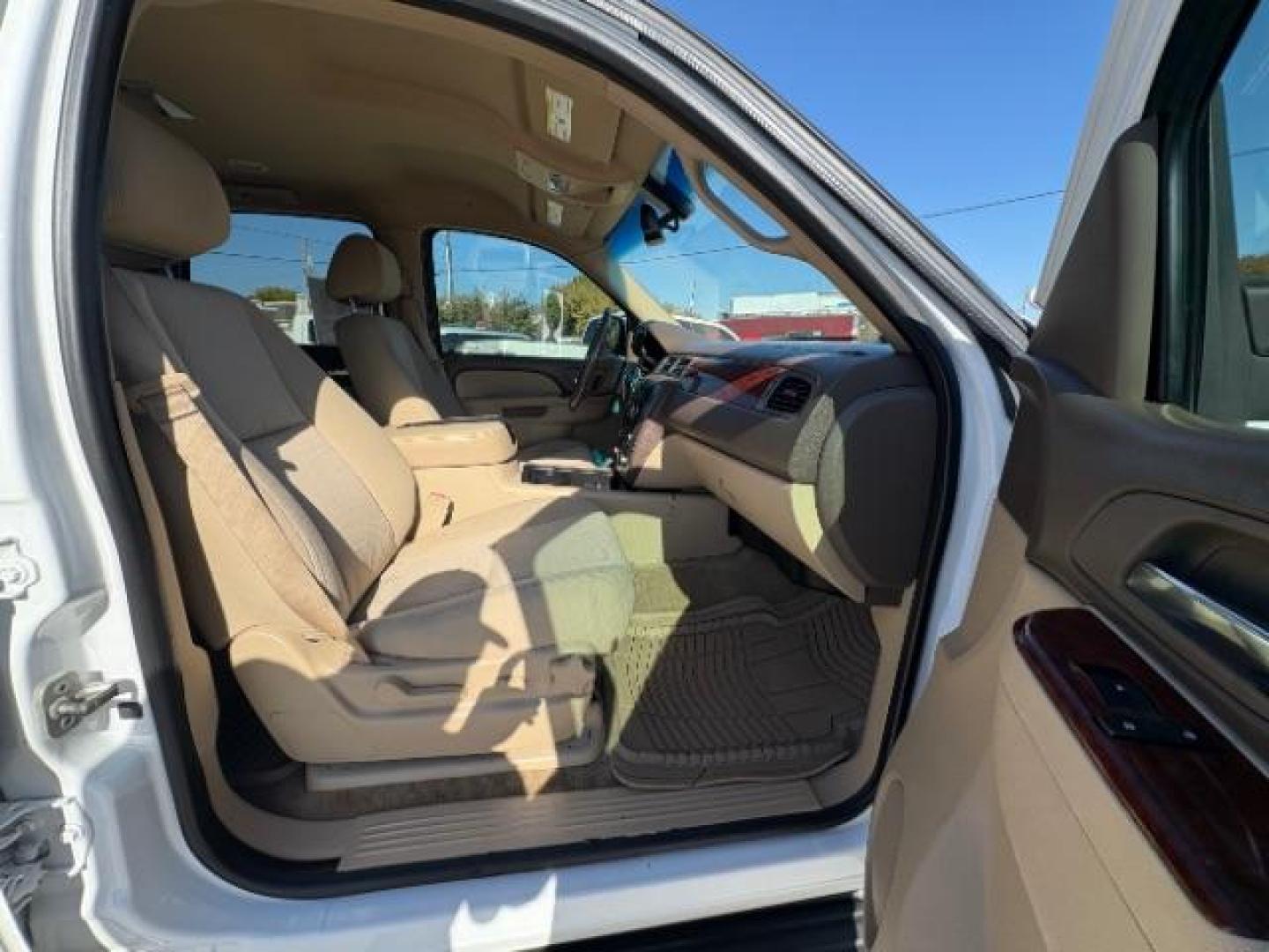 2013 Summit White /Light Tan Cloth Inte GMC Yukon SLE 2WD (1GKS1AE07DR) with an 5.3L V8 OHV 16V FFV engine, 6-Speed Automatic transmission, located at 900 South McDonald Street, McKinney, TX, 75069, (972) 529-2992, 33.189335, -96.613403 - Photo#9