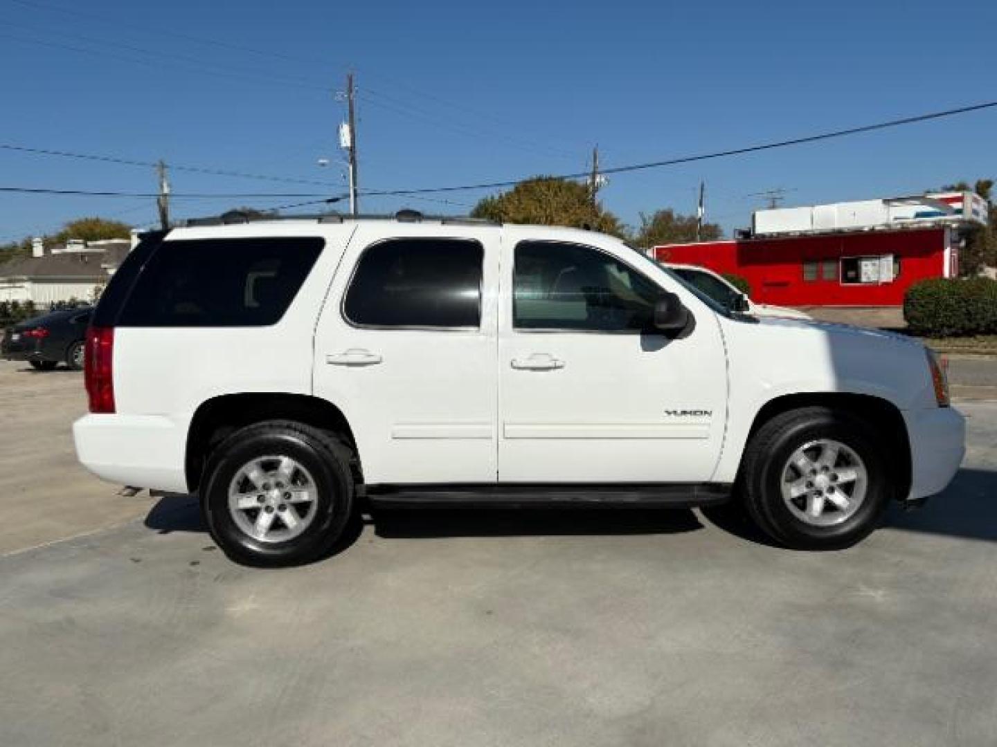 2013 Summit White /Light Tan Cloth Inte GMC Yukon SLE 2WD (1GKS1AE07DR) with an 5.3L V8 OHV 16V FFV engine, 6-Speed Automatic transmission, located at 900 South McDonald Street, McKinney, TX, 75069, (972) 529-2992, 33.189335, -96.613403 - Photo#10