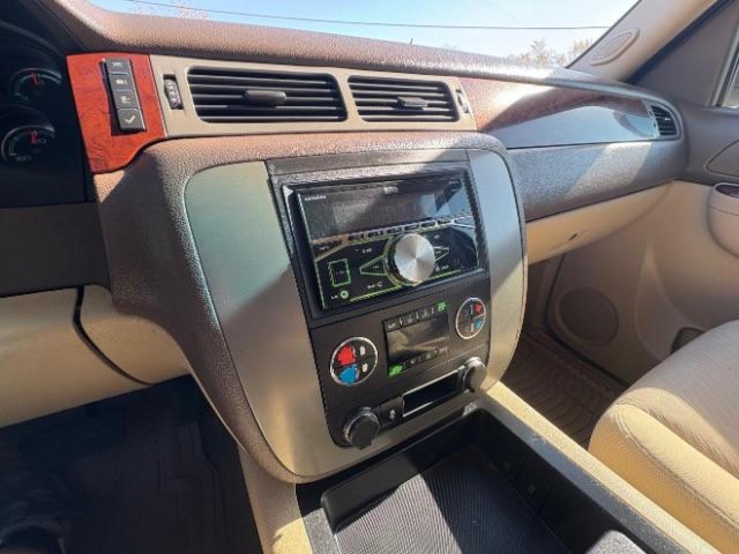 2013 Summit White /Light Tan Cloth Inte GMC Yukon SLE 2WD (1GKS1AE07DR) with an 5.3L V8 OHV 16V FFV engine, 6-Speed Automatic transmission, located at 900 South McDonald Street, McKinney, TX, 75069, (972) 529-2992, 33.189335, -96.613403 - Photo#14