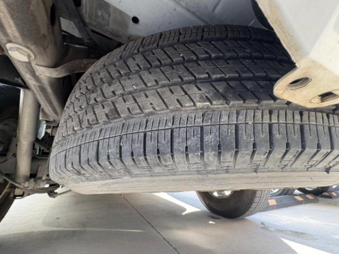 2013 Summit White /Light Tan Cloth Inte GMC Yukon SLE 2WD (1GKS1AE07DR) with an 5.3L V8 OHV 16V FFV engine, 6-Speed Automatic transmission, located at 900 South McDonald Street, McKinney, TX, 75069, (972) 529-2992, 33.189335, -96.613403 - Photo#17