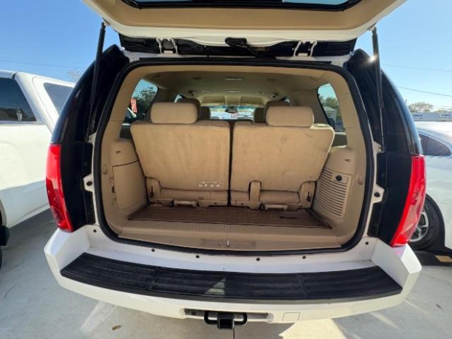 2013 Summit White /Light Tan Cloth Inte GMC Yukon SLE 2WD (1GKS1AE07DR) with an 5.3L V8 OHV 16V FFV engine, 6-Speed Automatic transmission, located at 900 South McDonald Street, McKinney, TX, 75069, (972) 529-2992, 33.189335, -96.613403 - Photo#19