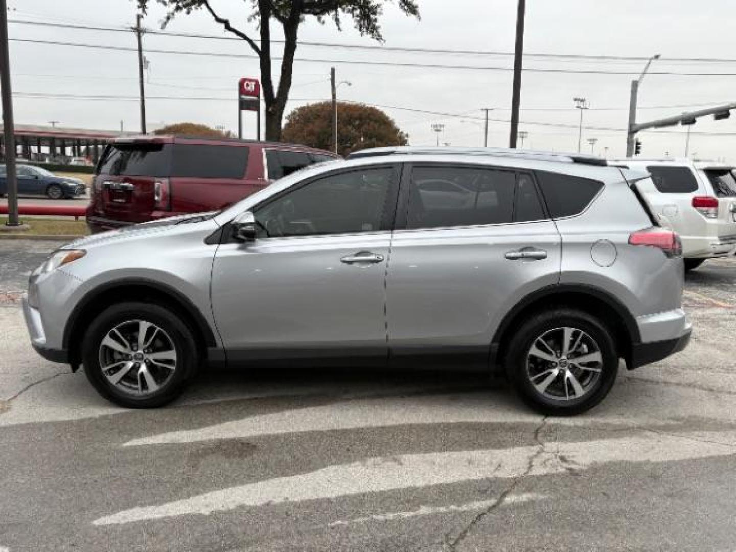 2018 Silver Sky Metallic /Ash Toyota RAV4 XLE (JTMWFREV9JJ) with an 2.5L I-4 DOHC engine, Automatic transmission, located at 900 South McDonald Street, McKinney, TX, 75069, (972) 529-2992, 33.189335, -96.613403 - Photo#3