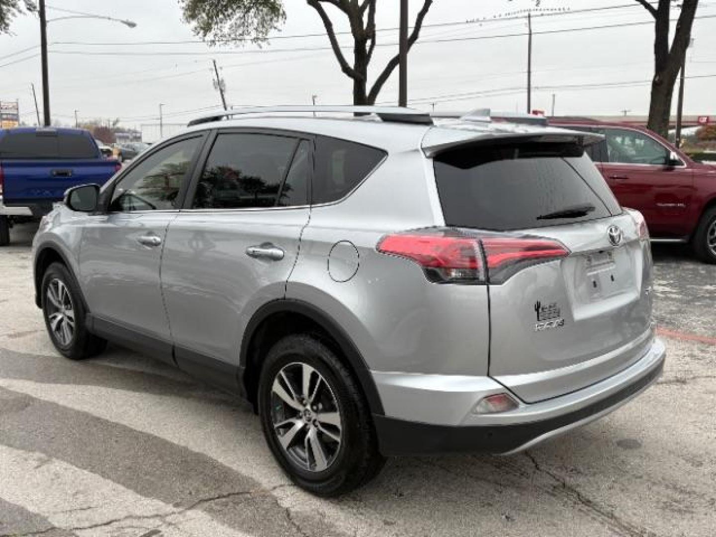2018 Silver Sky Metallic /Ash Toyota RAV4 XLE (JTMWFREV9JJ) with an 2.5L I-4 DOHC engine, Automatic transmission, located at 900 South McDonald Street, McKinney, TX, 75069, (972) 529-2992, 33.189335, -96.613403 - Photo#4