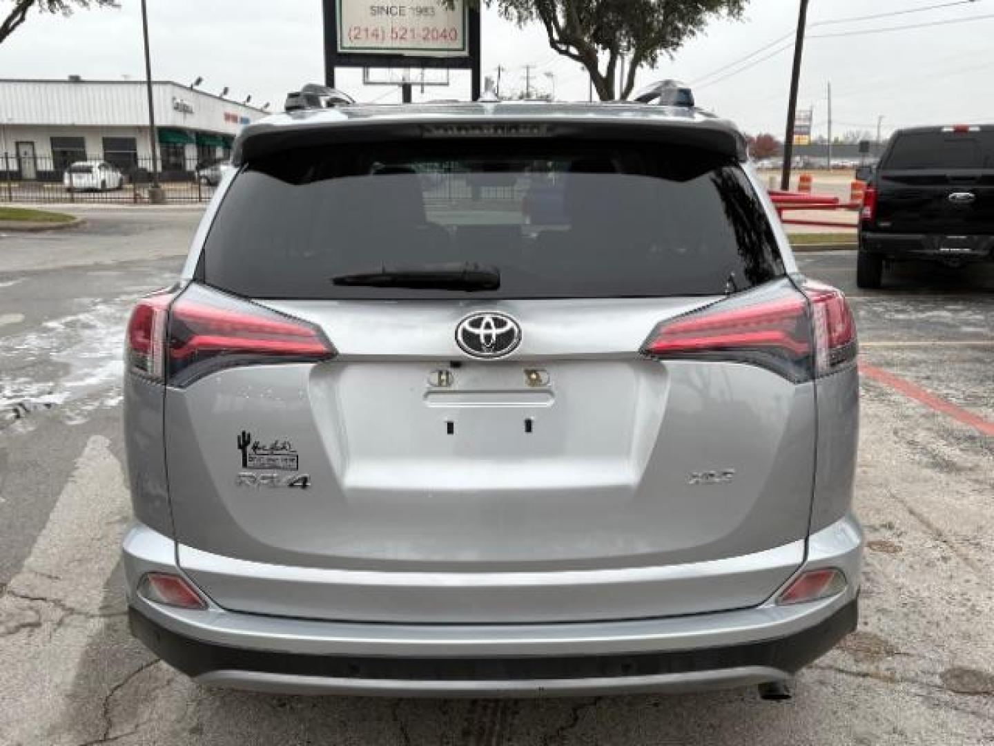 2018 Silver Sky Metallic /Ash Toyota RAV4 XLE (JTMWFREV9JJ) with an 2.5L I-4 DOHC engine, Automatic transmission, located at 900 South McDonald Street, McKinney, TX, 75069, (972) 529-2992, 33.189335, -96.613403 - Photo#5